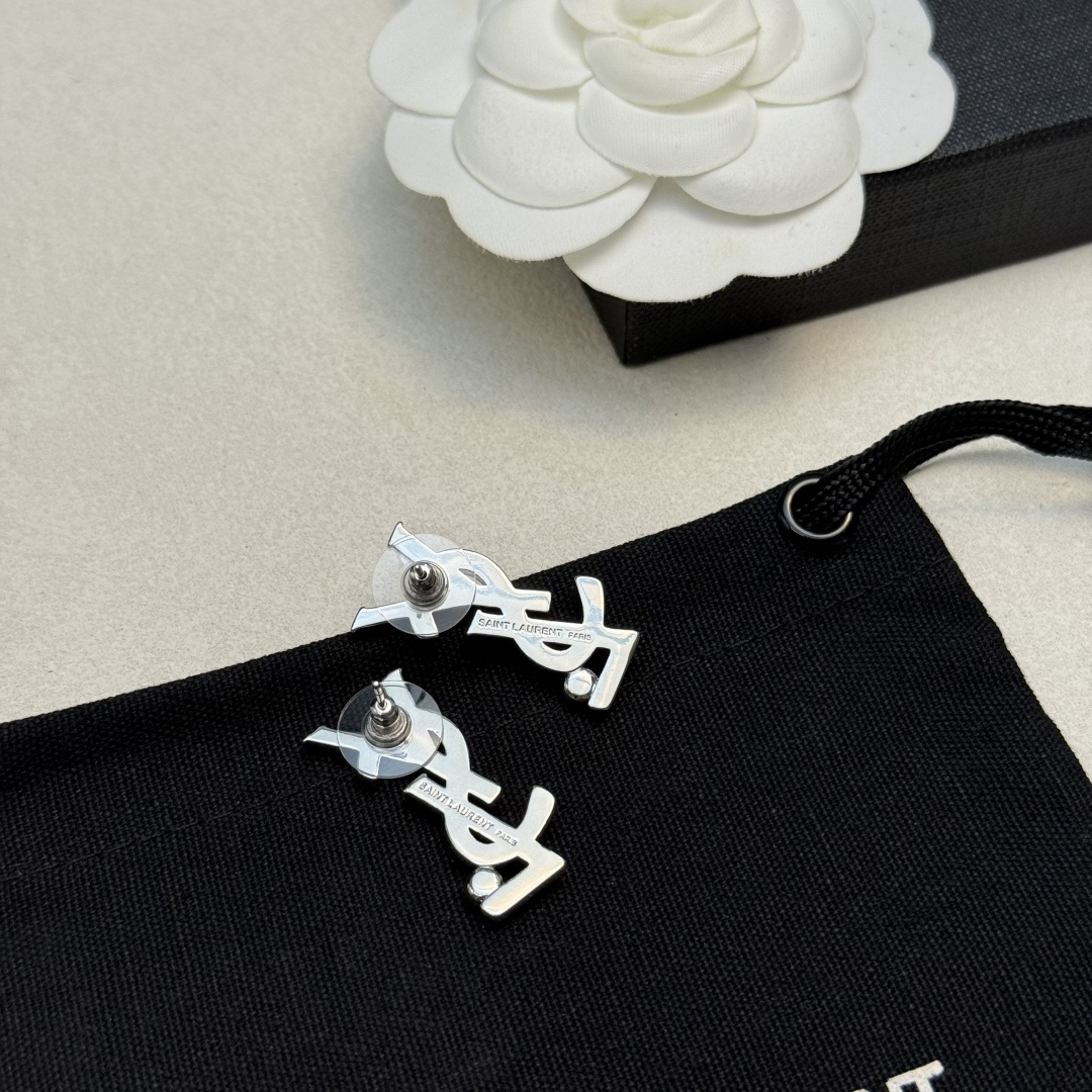圣罗兰YSL 经典奢侈   耳钉  银色 时尚百搭 犹如酒会礼服一般，绚烂多姿。经典 最具个性魅力象征永