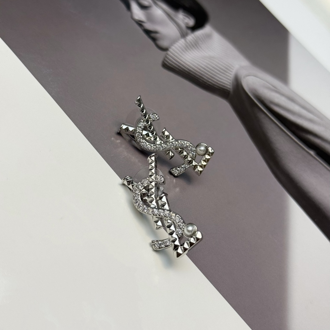 圣罗兰YSL 经典奢侈   耳钉  银色 时尚百搭 犹如酒会礼服一般，绚烂多姿。经典 最具个性魅力象征永