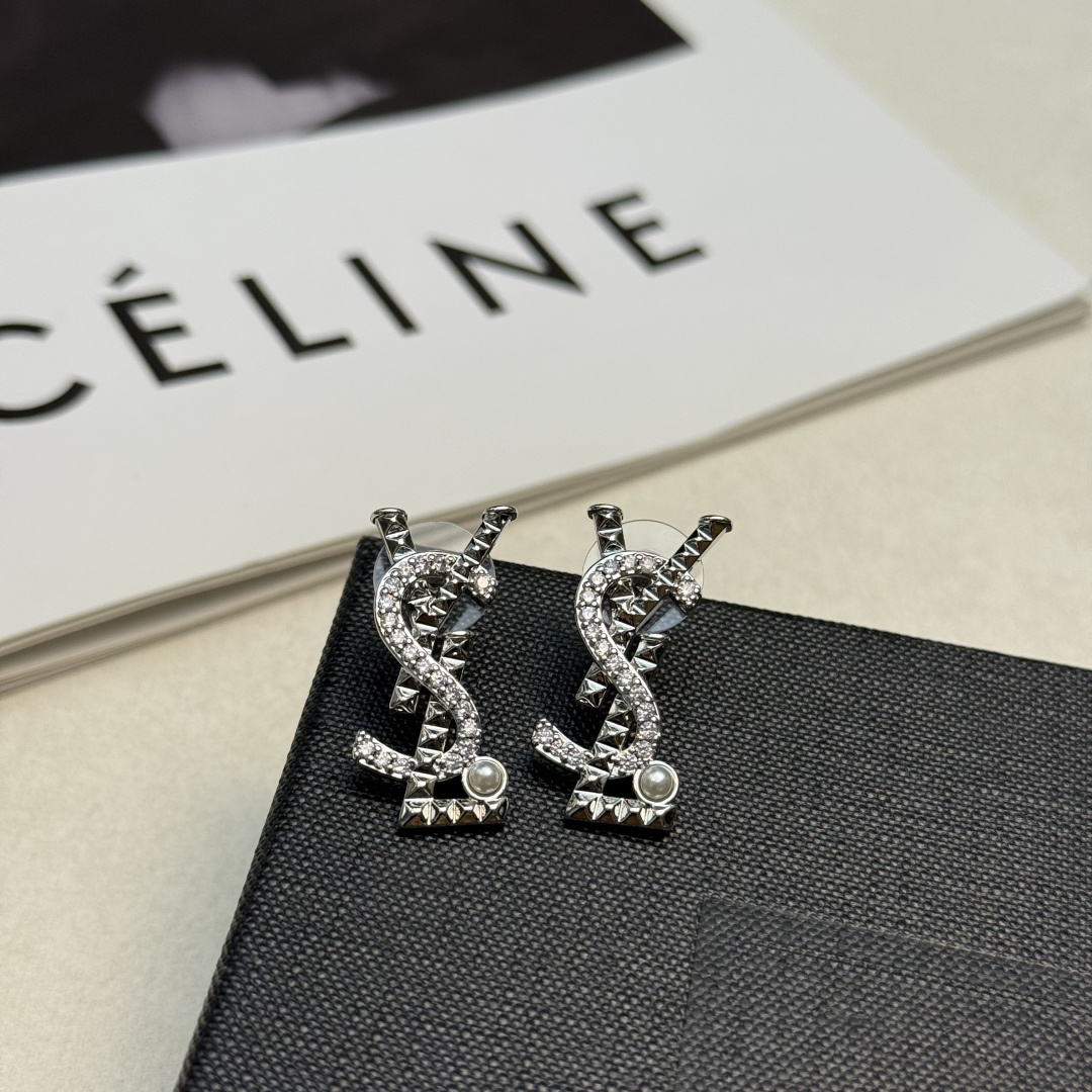 圣罗兰YSL 经典奢侈   耳钉  银色 时尚百搭 犹如酒会礼服一般，绚烂多姿。经典 最具个性魅力象征永