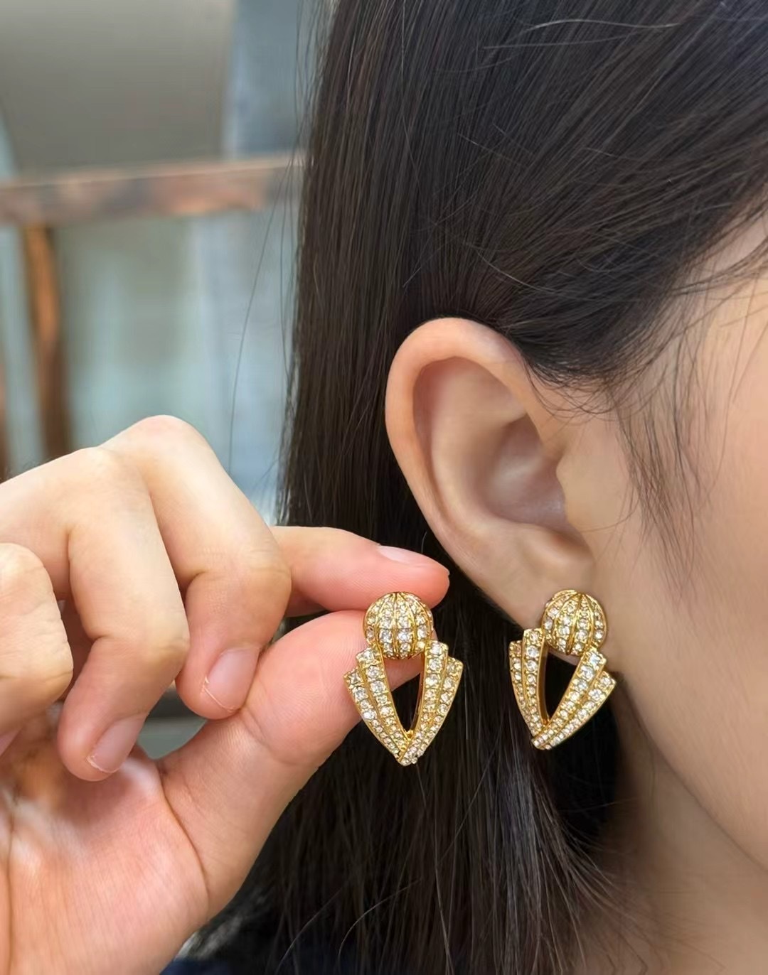 p300 Valentino, Valentino, the V-ball network full of drilled new earrings, heavy-fried new-comer network - 图片 4