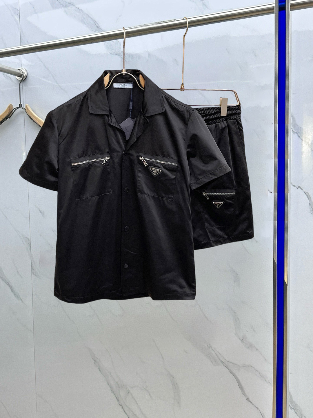 NO:142155,Prada's new spring shorts set, the new product on the show is perfect, comfortable and warm, the three standards have a complete color and full and attractive color, and the very outstanding design easily advances the sense of fashion, the workmanship is extremely exquisite and rigorous, and the wiring is neat and meticulous!  A masterpiece of a big-name designer!  The upper body doesn't look bloated and super handsome!  Spot code M ~ XXXL,,prada,shorts,alexander wang19860909普拉达 春季新款短裤套装,秀场新品品相非常完美,舒适保暖,三标齐全色泽饱满诱人,非常出彩的设计,轻松将时髦感进阶,做工极为考究严谨,走线工整细致！大牌设计师巨作！上身不显臃肿、超级帅气！现货码数M ～ XXXL,,prada,shorts,alexander wang,Men's clothing