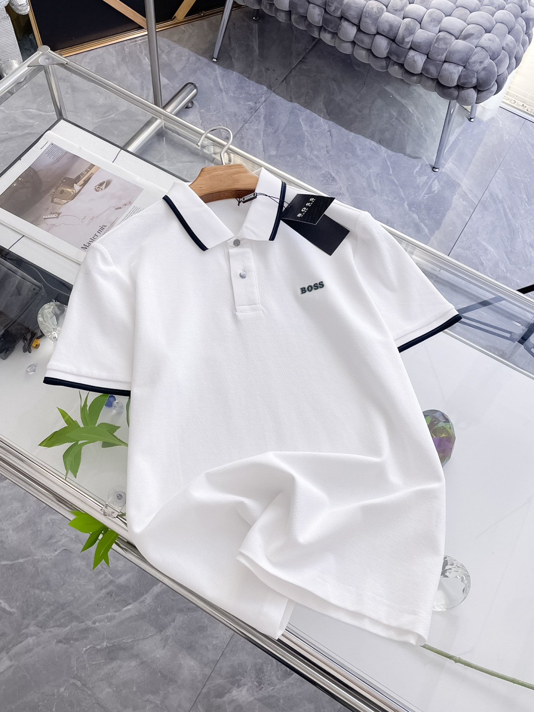 NO:458146,BOSS High-end Business White-collar workers are a must-have item for individuals in the unit!  Seal-free pressed glue ice silk casual business short-sleeved shirt, technological fabric, ice silk traceless, very good body feel, smooth feel and great texture!  Good elasticity, no sense of restraint, the fabric has its own breathable mesh, moisture absorption and sweating, quick drying and keeping it dry, small lapel placket-breasted design, showing a straight posture, not soft pedal, simple style, can be used for business and leisure, highly recommended!  High-elastic ice silk, the touch is as smooth as jade silk, clean and neat, and elegant and gentlemanly. The high-end materials are the key to the fabric, the quality control must be used. The feel is extremely delicate and smooth, the fabric has a good gloss and upper body skeleton feel, so we can greet mature and quality men's clothing!  Sweat in summer and dry instantly, a brand new experience Business commuting and leisure M-4XL, Shirts, T-shirt, alexander wang19860909BOSS 高端商务 白领 单位人士必入单品！ 无痕压胶冰丝休闲商务短袖衬衫,科技面料,冰丝无痕,体感非常棒,手感顺滑质感很棒！弹性好,无任何束缚感,面料自带透气网孔,吸湿排汗,速干保持干爽,小翻领门襟排扣设计,展露挺拔姿态,不软踏,简约款式,商务休闲都可驾驭,强烈推荐！高弹冰丝,触感堪比玉蚕丝一样丝滑,干净利落,儒雅绅士风度.高级材质,重点就是面料上,品控的必上,手感极其细腻光滑,面料光泽感和上身骨架感好,打招成熟品质男装！夏天出汗秒干,全新体验 商务通勤休闲 M-4XL,,shirts,T-shirt,alexander wang,Men's clothing