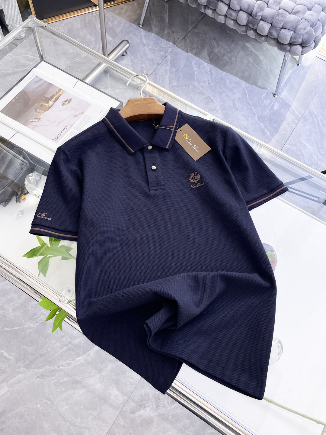 NO:458150,LP High-end Business White-collar workers are a must-have item for individuals in the unit!  Seal-free pressed glue ice silk casual business short-sleeved shirt, technological fabric, ice silk traceless, very good body feel, smooth feel and great texture!  Good elasticity, no sense of restraint, the fabric has its own breathable mesh, moisture absorption and sweating, quick drying and keeping it dry, small lapel placket-breasted design, showing a straight posture, not soft pedal, simple style, can be used for business and leisure, highly recommended!  High-elastic ice silk, the touch is as smooth as jade silk, clean and neat, and elegant and gentlemanly. The high-end materials are the key to the fabric, the quality control must be used. The feel is extremely delicate and smooth, the fabric has a good gloss and upper body skeleton feel, so we can greet mature and quality men's clothing!  Sweat in summer and dry in seconds, a brand new experience Business commuting and leisure M-4XL, loro piano,shirts,T-shirt,alexander wang19860909LP 高端商务 白领 单位人士必入单品！ 无痕压胶冰丝休闲商务短袖衬衫,科技面料,冰丝无痕,体感非常棒,手感顺滑质感很棒！弹性好,无任何束缚感,面料自带透气网孔,吸湿排汗,速干保持干爽,小翻领门襟排扣设计,展露挺拔姿态,不软踏,简约款式,商务休闲都可驾驭,强烈推荐！高弹冰丝,触感堪比玉蚕丝一样丝滑,干净利落,儒雅绅士风度.高级材质,重点就是面料上,品控的必上,手感极其细腻光滑,面料光泽感和上身骨架感好,打招成熟品质男装！夏天出汗秒干,全新体验 商务通勤休闲 M-4XL,,loro piana,shirts,T-shirt,alexander wang,Men's clothing