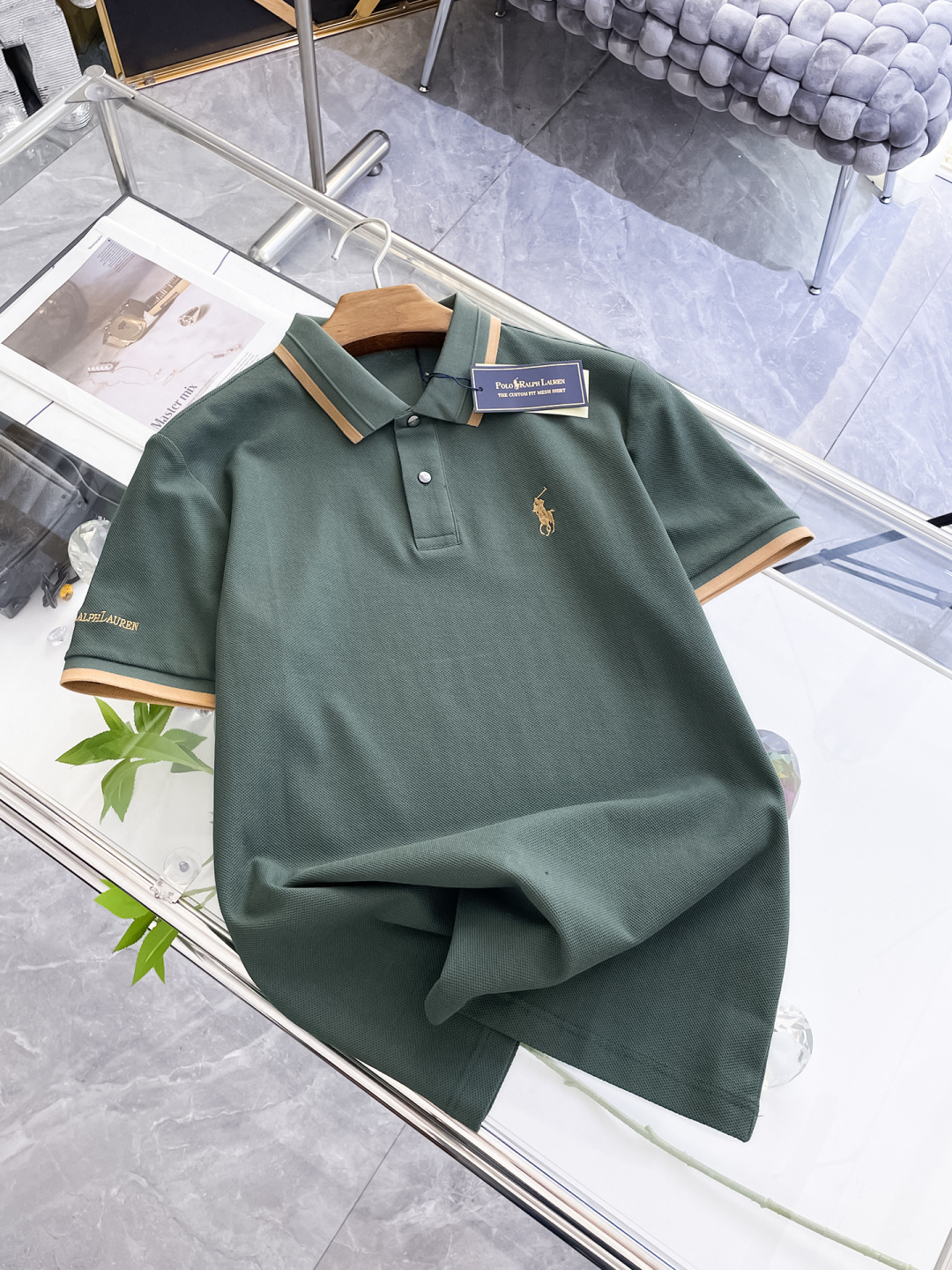 NO:458155,Paul High-end Business White-collar workers are a must-have item for individuals in the unit!  Seal-free pressed glue ice silk casual business short-sleeved shirt, technological fabric, ice silk traceless, very good body feel, smooth feel and great texture!  Good elasticity, no sense of restraint, the fabric has its own breathable mesh, moisture absorption and sweating, quick drying and keeping it dry, small lapel placket-breasted design, showing a straight posture, not soft pedal, simple style, can be used for business and leisure, highly recommended!  High-elastic ice silk, the touch is as smooth as jade silk, clean and neat, and elegant and gentlemanly. The high-end materials are the key to the fabric, the quality control must be used. The feel is extremely delicate and smooth, the fabric has a good gloss and upper body skeleton feel, so we can greet mature and quality men's clothing!  Sweat in summer and dry instantly, a brand new experience Business commuting and leisure M-4XL, Shirts, T-shirt, alexander wang19860909保罗 高端商务 白领 单位人士必入单品！ 无痕压胶冰丝休闲商务短袖衬衫,科技面料,冰丝无痕,体感非常棒,手感顺滑质感很棒！弹性好,无任何束缚感,面料自带透气网孔,吸湿排汗,速干保持干爽,小翻领门襟排扣设计,展露挺拔姿态,不软踏,简约款式,商务休闲都可驾驭,强烈推荐！高弹冰丝,触感堪比玉蚕丝一样丝滑,干净利落,儒雅绅士风度.高级材质,重点就是面料上,品控的必上,手感极其细腻光滑,面料光泽感和上身骨架感好,打招成熟品质男装！夏天出汗秒干,全新体验 商务通勤休闲 M-4XL,,shirts,T-shirt,alexander wang,Men's clothing