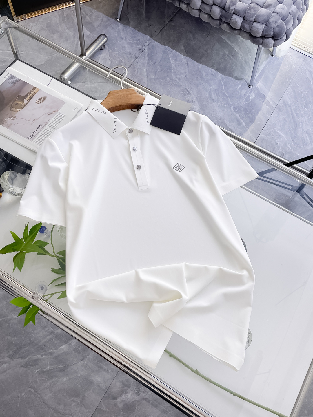 NO:458163,Prada High-end Business White-collar workers are a must-have item for individuals in the unit!  Seal-free pressed glue ice silk casual business short-sleeved shirt, technological fabric, ice silk traceless, very good body feel, smooth feel and great texture!  Good elasticity, no sense of restraint, the fabric has its own breathable mesh, moisture absorption and sweating, quick drying and keeping it dry, small lapel placket-breasted design, showing a straight posture, not soft pedal, simple style, can be used for business and leisure, highly recommended!  High-elastic ice silk, the touch is as smooth as jade silk, clean and neat, and elegant and gentlemanly. The high-end materials are the key to the fabric, the quality control must be used. The feel is extremely delicate and smooth, the fabric has a good gloss and upper body skeleton feel, so we can greet mature and quality men's clothing!  Sweat in summer and dry in seconds, a brand new experience Business commuting and leisure M-4XL, prada,shirts,T-shirt,alexander wang19860909普拉达 高端商务 白领 单位人士必入单品！ 无痕压胶冰丝休闲商务短袖衬衫,科技面料,冰丝无痕,体感非常棒,手感顺滑质感很棒！弹性好,无任何束缚感,面料自带透气网孔,吸湿排汗,速干保持干爽,小翻领门襟排扣设计,展露挺拔姿态,不软踏,简约款式,商务休闲都可驾驭,强烈推荐！高弹冰丝,触感堪比玉蚕丝一样丝滑,干净利落,儒雅绅士风度.高级材质,重点就是面料上,品控的必上,手感极其细腻光滑,面料光泽感和上身骨架感好,打招成熟品质男装！夏天出汗秒干,全新体验 商务通勤休闲 M-4XL,,prada,shirts,T-shirt,alexander wang,Men's clothing