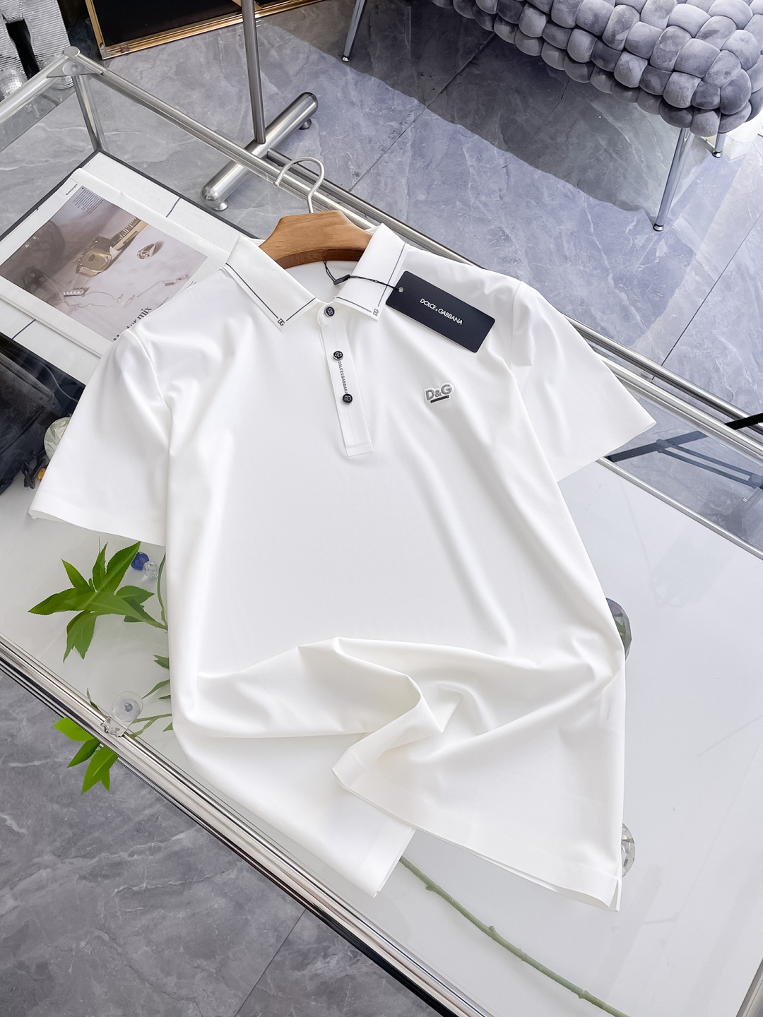 NO:458167,DG High-end Business White-collar workers are a must-have item for individuals in the unit!  Seal-free pressed glue ice silk casual business short-sleeved shirt, technological fabric, ice silk traceless, very good body feel, smooth feel and great texture!  Good elasticity, no sense of restraint, the fabric has its own breathable mesh, moisture absorption and sweating, quick drying and keeping it dry, small lapel placket-breasted design, showing a straight posture, not soft pedal, simple style, can be used for business and leisure, highly recommended!  High-elastic ice silk, the touch is as smooth as jade silk, clean and neat, and elegant and gentlemanly. The high-end materials are the key to the fabric, the quality control must be used. The feel is extremely delicate and smooth, the fabric has a good gloss and upper body skeleton feel, so we can greet mature and quality men's clothing!  Sweat in summer and dry instantly, a brand new experience Business commuting and leisure M-4XL, Shirts, T-shirt, alexander wang19860909DG 高端商务 白领 单位人士必入单品！ 无痕压胶冰丝休闲商务短袖衬衫,科技面料,冰丝无痕,体感非常棒,手感顺滑质感很棒！弹性好,无任何束缚感,面料自带透气网孔,吸湿排汗,速干保持干爽,小翻领门襟排扣设计,展露挺拔姿态,不软踏,简约款式,商务休闲都可驾驭,强烈推荐！高弹冰丝,触感堪比玉蚕丝一样丝滑,干净利落,儒雅绅士风度.高级材质,重点就是面料上,品控的必上,手感极其细腻光滑,面料光泽感和上身骨架感好,打招成熟品质男装！夏天出汗秒干,全新体验 商务通勤休闲 M-4XL,,shirts,T-shirt,alexander wang,Men's clothing