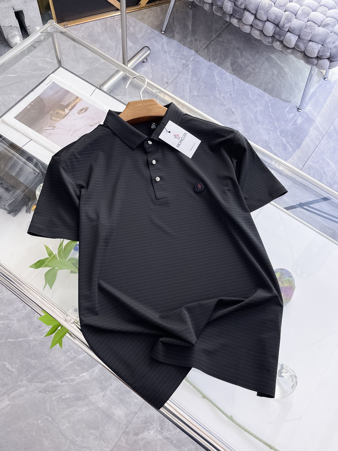 NO:458173,Mask, high-end business, white-collar workers, must-have items for individuals in the unit!  Seal-free pressed glue ice silk casual business short-sleeved shirt, technological fabric, ice silk traceless, very good body feel, smooth feel and great texture!  Good elasticity, no sense of restraint, the fabric has its own breathable mesh, moisture absorption and sweating, quick drying and keeping it dry, small lapel placket-breasted design, showing a straight posture, not soft pedal, simple style, can be used for business and leisure, highly recommended!  High-elastic ice silk, the touch is as smooth as jade silk, clean and neat, and elegant and gentlemanly. The high-end materials are the key to the fabric, the quality control must be used. The feel is extremely delicate and smooth, the fabric has a good gloss and upper body skeleton feel, so we can greet mature and quality men's clothing!  Sweat in summer and dry in seconds, a brand new experience Business commuting and leisure M-4XL, Moncler,shirts,T-shirt,alexander wang19860909蒙口 高端商务 白领 单位人士必入单品！ 无痕压胶冰丝休闲商务短袖衬衫,科技面料,冰丝无痕,体感非常棒,手感顺滑质感很棒！弹性好,无任何束缚感,面料自带透气网孔,吸湿排汗,速干保持干爽,小翻领门襟排扣设计,展露挺拔姿态,不软踏,简约款式,商务休闲都可驾驭,强烈推荐！高弹冰丝,触感堪比玉蚕丝一样丝滑,干净利落,儒雅绅士风度.高级材质,重点就是面料上,品控的必上,手感极其细腻光滑,面料光泽感和上身骨架感好,打招成熟品质男装！夏天出汗秒干,全新体验 商务通勤休闲 M-4XL,,Moncler,shirts,T-shirt,alexander wang,Men's clothing