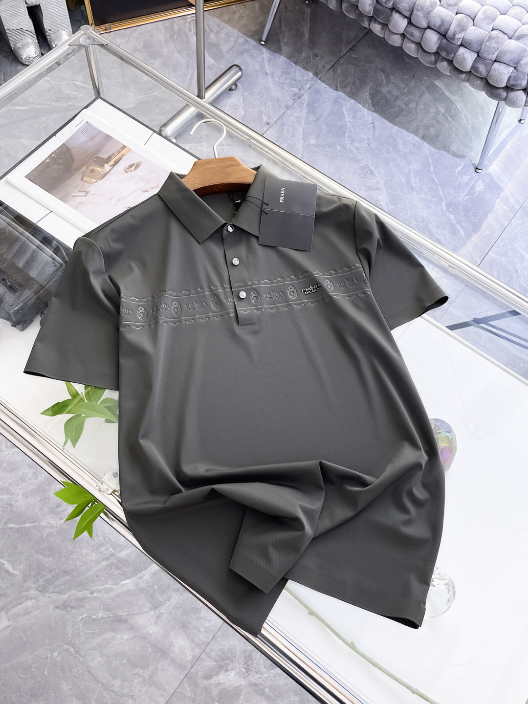 NO:458178,Prada High-end Business White-collar workers are a must-have item for individuals in the unit!  Seal-free pressed glue ice silk casual business short-sleeved shirt, technological fabric, ice silk traceless, very good body feel, smooth feel and great texture!  Good elasticity, no sense of restraint, the fabric has its own breathable mesh, moisture absorption and sweating, quick drying and keeping it dry, small lapel placket-breasted design, showing a straight posture, not soft pedal, simple style, can be used for business and leisure, highly recommended!  High-elastic ice silk, the touch is as smooth as jade silk, clean and neat, and elegant and gentlemanly. The high-end materials are the key to the fabric, the quality control must be used. The feel is extremely delicate and smooth, the fabric has a good gloss and upper body skeleton feel, so we can greet mature and quality men's clothing!  Sweat in summer and dry in seconds, a brand new experience Business commuting and leisure M-4XL, prada,shirts,T-shirt,alexander wang19860909普拉达 高端商务 白领 单位人士必入单品！ 无痕压胶冰丝休闲商务短袖衬衫,科技面料,冰丝无痕,体感非常棒,手感顺滑质感很棒！弹性好,无任何束缚感,面料自带透气网孔,吸湿排汗,速干保持干爽,小翻领门襟排扣设计,展露挺拔姿态,不软踏,简约款式,商务休闲都可驾驭,强烈推荐！高弹冰丝,触感堪比玉蚕丝一样丝滑,干净利落,儒雅绅士风度.高级材质,重点就是面料上,品控的必上,手感极其细腻光滑,面料光泽感和上身骨架感好,打招成熟品质男装！夏天出汗秒干,全新体验 商务通勤休闲 M-4XL,,prada,shirts,T-shirt,alexander wang,Men's clothing