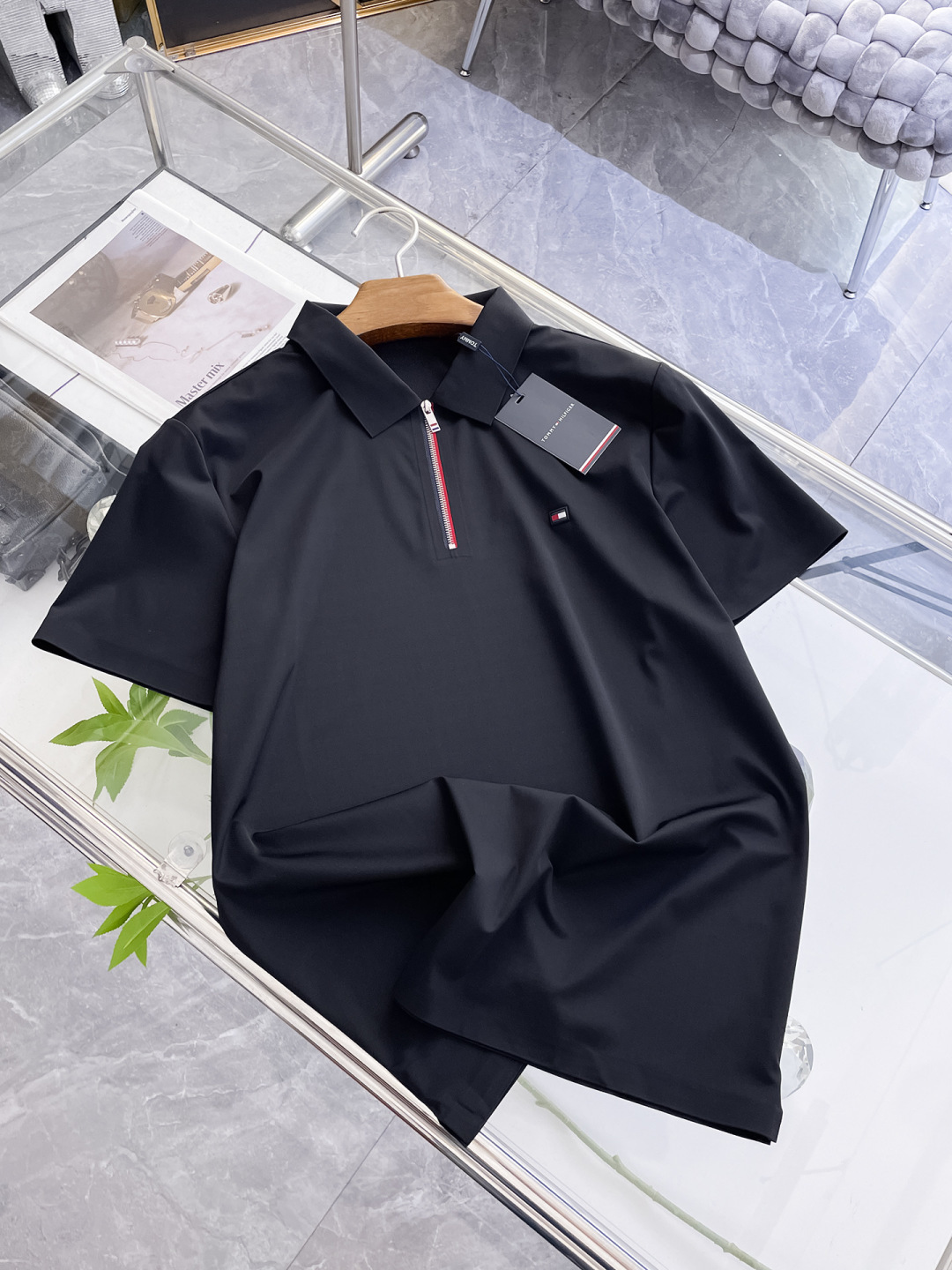 NO:458183,Tom Brown High-end Business White-collar workers are a must-have item for individuals in the unit!  Seal-free pressed glue ice silk casual business short-sleeved shirt, technological fabric, ice silk traceless, very good body feel, smooth feel and great texture!  Good elasticity, no sense of restraint, the fabric has its own breathable mesh, moisture absorption and sweating, quick drying and keeping it dry, small lapel placket-breasted design, showing a straight posture, not soft pedal, simple style, can be used for business and leisure, highly recommended!  High-elastic ice silk, the touch is as smooth as jade silk, clean and neat, and elegant and gentlemanly. The high-end materials are the key to the fabric, the quality control must be used. The feel is extremely delicate and smooth, the fabric has a good gloss and upper body skeleton feel, so we can greet mature and quality men's clothing!  Sweat in summer and dry instantly, a brand new experience Business commuting and leisure M-4XL, thom browne,shirts,T-shirt,alexander wang19860909汤姆布朗 高端商务 白领 单位人士必入单品！ 无痕压胶冰丝休闲商务短袖衬衫,科技面料,冰丝无痕,体感非常棒,手感顺滑质感很棒！弹性好,无任何束缚感,面料自带透气网孔,吸湿排汗,速干保持干爽,小翻领门襟排扣设计,展露挺拔姿态,不软踏,简约款式,商务休闲都可驾驭,强烈推荐！高弹冰丝,触感堪比玉蚕丝一样丝滑,干净利落,儒雅绅士风度.高级材质,重点就是面料上,品控的必上,手感极其细腻光滑,面料光泽感和上身骨架感好,打招成熟品质男装！夏天出汗秒干,全新体验 商务通勤休闲 M-4XL,,thom browne,shirts,T-shirt,alexander wang,Men's clothing