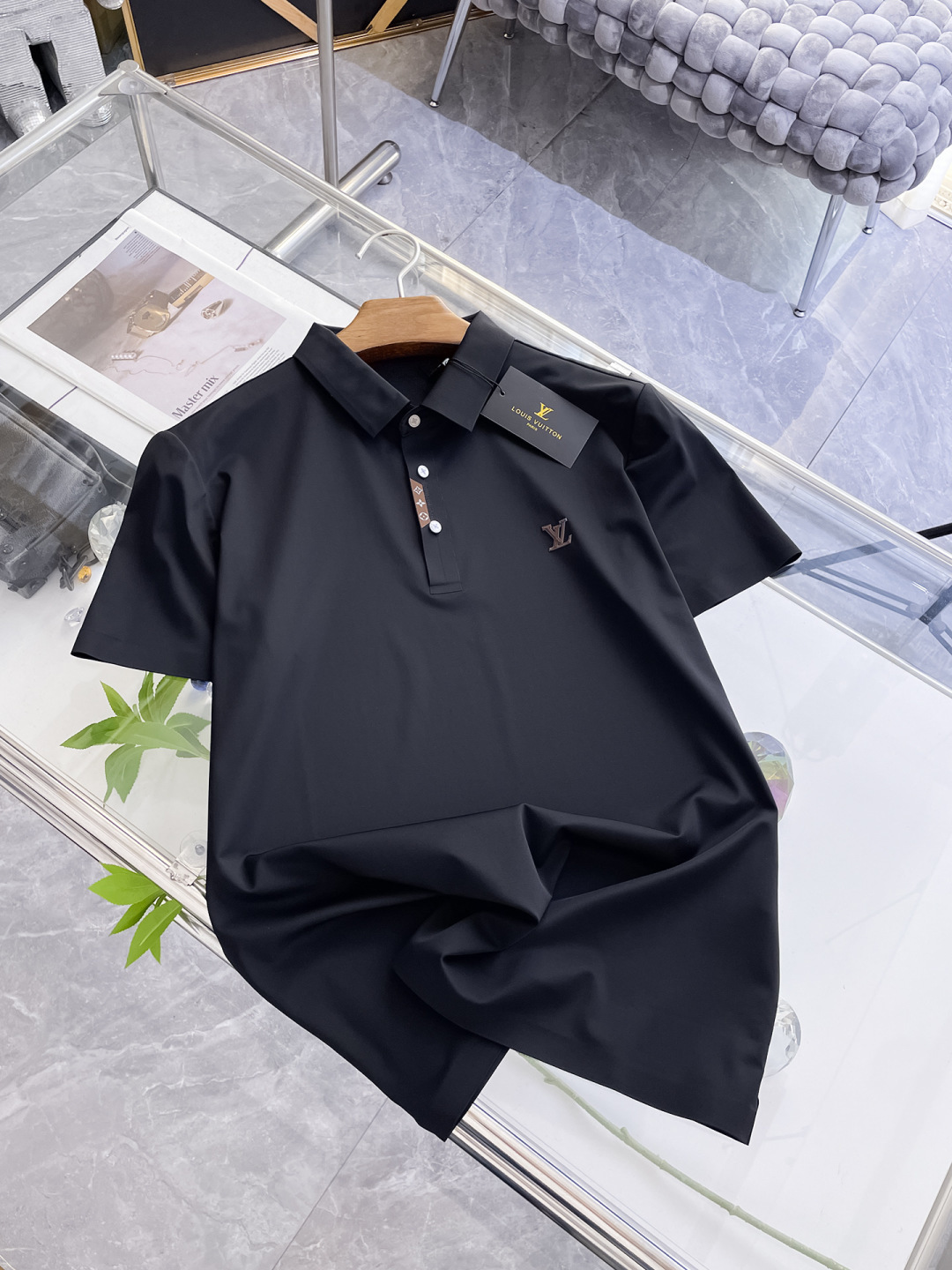 NO:458188,LV High-end Business White-collar workers are a must-have item for individuals in the unit!  Seal-free pressed glue ice silk casual business short-sleeved shirt, technological fabric, ice silk traceless, very good body feel, smooth feel and great texture!  Good elasticity, no sense of restraint, the fabric has its own breathable mesh, moisture absorption and sweating, quick drying and keeping it dry, small lapel placket-breasted design, showing a straight posture, not soft pedal, simple style, can be used for business and leisure, highly recommended!  High-elastic ice silk, the touch is as smooth as jade silk, clean and neat, and elegant and gentlemanly. The high-end materials are the key to the fabric, the quality control must be used. The feel is extremely delicate and smooth, the fabric has a good gloss and upper body skeleton feel, so we can greet mature and quality men's clothing!  Sweat in summer and dry in seconds, a brand new experience Business commuting and leisure M-4XL, louis vuitton,shirts,T-shirt,alexander wang19860909LV 高端商务 白领 单位人士必入单品！ 无痕压胶冰丝休闲商务短袖衬衫,科技面料,冰丝无痕,体感非常棒,手感顺滑质感很棒！弹性好,无任何束缚感,面料自带透气网孔,吸湿排汗,速干保持干爽,小翻领门襟排扣设计,展露挺拔姿态,不软踏,简约款式,商务休闲都可驾驭,强烈推荐！高弹冰丝,触感堪比玉蚕丝一样丝滑,干净利落,儒雅绅士风度.高级材质,重点就是面料上,品控的必上,手感极其细腻光滑,面料光泽感和上身骨架感好,打招成熟品质男装！夏天出汗秒干,全新体验 商务通勤休闲 M-4XL,,louis vuitton,shirts,T-shirt,alexander wang,Men's clothing