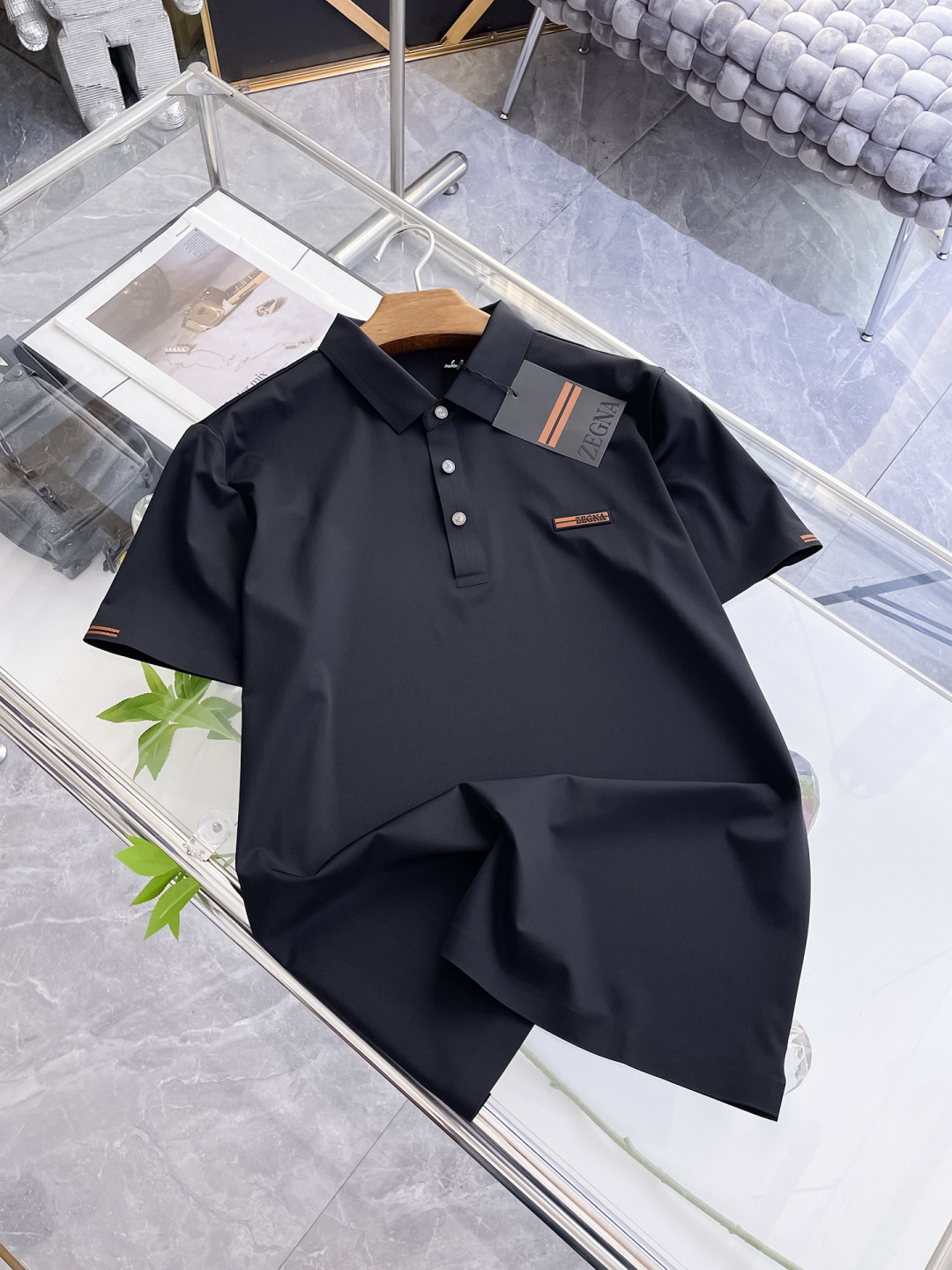 NO:458198,Jenia High-end Business White-collar workers are a must-have item for individuals in the unit!  Seal-free pressed glue ice silk casual business short-sleeved shirt, technological fabric, ice silk traceless, very good body feel, smooth feel and great texture!  Good elasticity, no sense of restraint, the fabric has its own breathable mesh, moisture absorption and sweating, quick drying and keeping it dry, small lapel placket-breasted design, showing a straight posture, not soft pedal, simple style, can be used for business and leisure, highly recommended!  High-elastic ice silk, the touch is as smooth as jade silk, clean and neat, and elegant and gentlemanly. The high-end materials are the key to the fabric, the quality control must be used. The feel is extremely delicate and smooth, the fabric has a good gloss and upper body skeleton feel, so we can greet mature and quality men's clothing!  Sweat in summer and dry in seconds, a brand new experience Business commuting and leisure M-4XL, zegna,shirts,T-shirt,alexander wang19860909杰尼亚 高端商务 白领 单位人士必入单品！ 无痕压胶冰丝休闲商务短袖衬衫,科技面料,冰丝无痕,体感非常棒,手感顺滑质感很棒！弹性好,无任何束缚感,面料自带透气网孔,吸湿排汗,速干保持干爽,小翻领门襟排扣设计,展露挺拔姿态,不软踏,简约款式,商务休闲都可驾驭,强烈推荐！高弹冰丝,触感堪比玉蚕丝一样丝滑,干净利落,儒雅绅士风度.高级材质,重点就是面料上,品控的必上,手感极其细腻光滑,面料光泽感和上身骨架感好,打招成熟品质男装！夏天出汗秒干,全新体验 商务通勤休闲 M-4XL,,zegna,shirts,T-shirt,alexander wang,Men's clothing