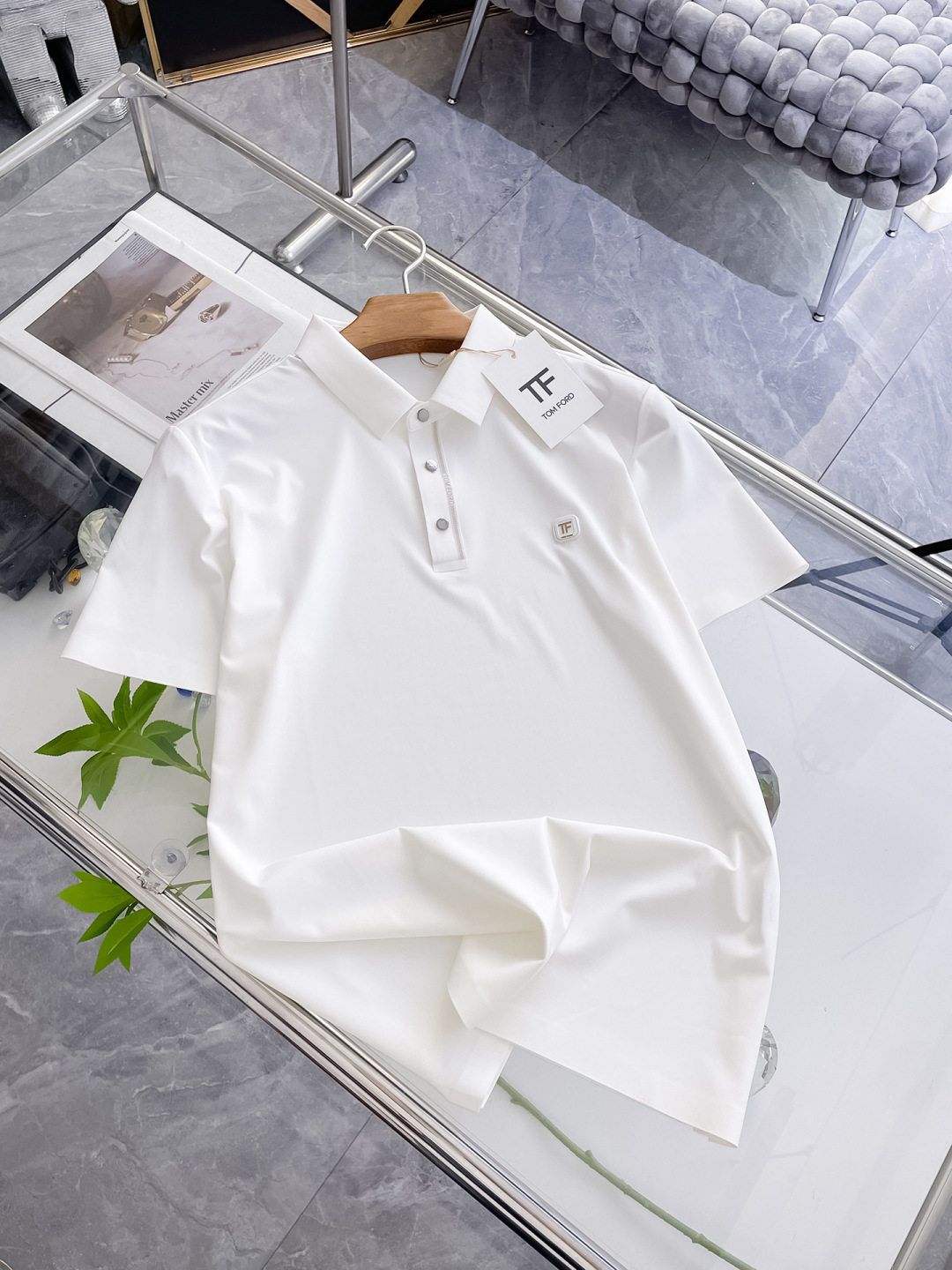 NO:458213,Tom Ford High-end Business White-collar workers are a must-have item for individuals in the unit!  Seal-free pressed glue ice silk casual business short-sleeved shirt, technological fabric, ice silk traceless, very good body feel, smooth feel and great texture!  Good elasticity, no sense of restraint, the fabric has its own breathable mesh, moisture absorption and sweating, quick drying and keeping it dry, small lapel placket-breasted design, showing a straight posture, not soft pedal, simple style, can be used for business and leisure, highly recommended!  High-elastic ice silk, the touch is as smooth as jade silk, clean and neat, and elegant and gentlemanly. The high-end materials are the key to the fabric, the quality control must be used. The feel is extremely delicate and smooth, the fabric has a good gloss and upper body skeleton feel, so we can greet mature and quality men's clothing!  Sweat in summer and dry instantly, a brand new experience Business commuting and leisure M-4XL, Shirts, T-shirt, alexander wang19860909汤姆福特 高端商务 白领 单位人士必入单品！ 无痕压胶冰丝休闲商务短袖衬衫,科技面料,冰丝无痕,体感非常棒,手感顺滑质感很棒！弹性好,无任何束缚感,面料自带透气网孔,吸湿排汗,速干保持干爽,小翻领门襟排扣设计,展露挺拔姿态,不软踏,简约款式,商务休闲都可驾驭,强烈推荐！高弹冰丝,触感堪比玉蚕丝一样丝滑,干净利落,儒雅绅士风度.高级材质,重点就是面料上,品控的必上,手感极其细腻光滑,面料光泽感和上身骨架感好,打招成熟品质男装！夏天出汗秒干,全新体验 商务通勤休闲 M-4XL,,shirts,T-shirt,alexander wang,Men's clothing