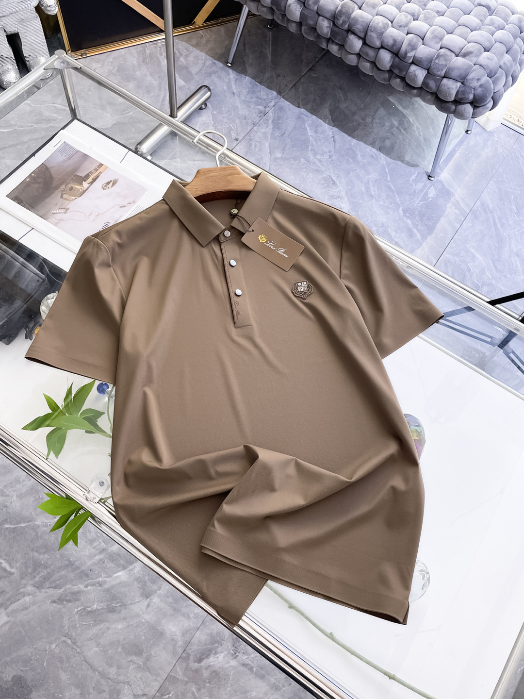 NO:458174,LP High-end Business White-collar workers are a must-have item for individuals in the unit!  Seal-free pressed glue ice silk casual business short-sleeved shirt, technological fabric, ice silk traceless, very good body feel, smooth feel and great texture!  Good elasticity, no sense of restraint, the fabric has its own breathable mesh, moisture absorption and sweating, quick drying and keeping it dry, small lapel placket-breasted design, showing a straight posture, not soft pedal, simple style, can be used for business and leisure, highly recommended!  High-elastic ice silk, the touch is as smooth as jade silk, clean and neat, and elegant and gentlemanly. The high-end materials are the key to the fabric, the quality control must be used. The feel is extremely delicate and smooth, the fabric has a good gloss and upper body skeleton feel, so we can greet mature and quality men's clothing!  Sweat in summer and dry in seconds, a brand new experience Business commuting and leisure M-4XL, loro piano,shirts,T-shirt,alexander wang19860909LP 高端商务 白领 单位人士必入单品！ 无痕压胶冰丝休闲商务短袖衬衫,科技面料,冰丝无痕,体感非常棒,手感顺滑质感很棒！弹性好,无任何束缚感,面料自带透气网孔,吸湿排汗,速干保持干爽,小翻领门襟排扣设计,展露挺拔姿态,不软踏,简约款式,商务休闲都可驾驭,强烈推荐！高弹冰丝,触感堪比玉蚕丝一样丝滑,干净利落,儒雅绅士风度.高级材质,重点就是面料上,品控的必上,手感极其细腻光滑,面料光泽感和上身骨架感好,打招成熟品质男装！夏天出汗秒干,全新体验 商务通勤休闲 M-4XL,,loro piana,shirts,T-shirt,alexander wang,Men's clothing