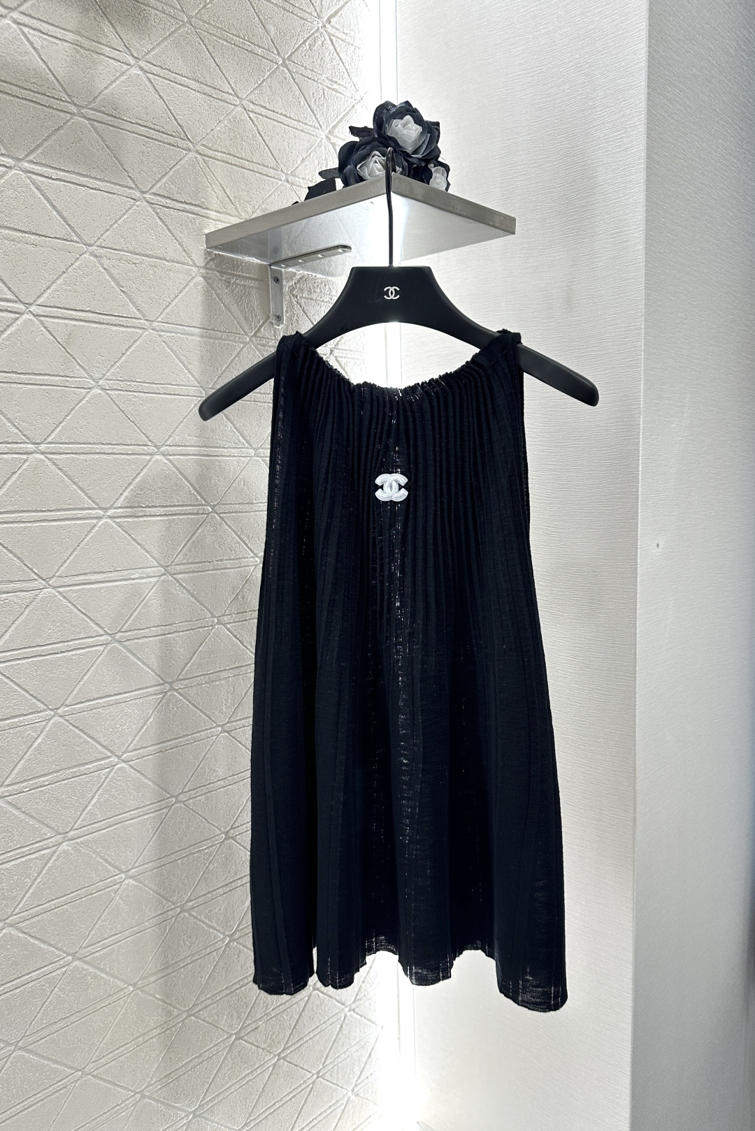Chanel Knit Vest Top - Elegant Sleeveless with Pleated Detail & CC Logo 2 cmp i1753280498799 6809 0 0