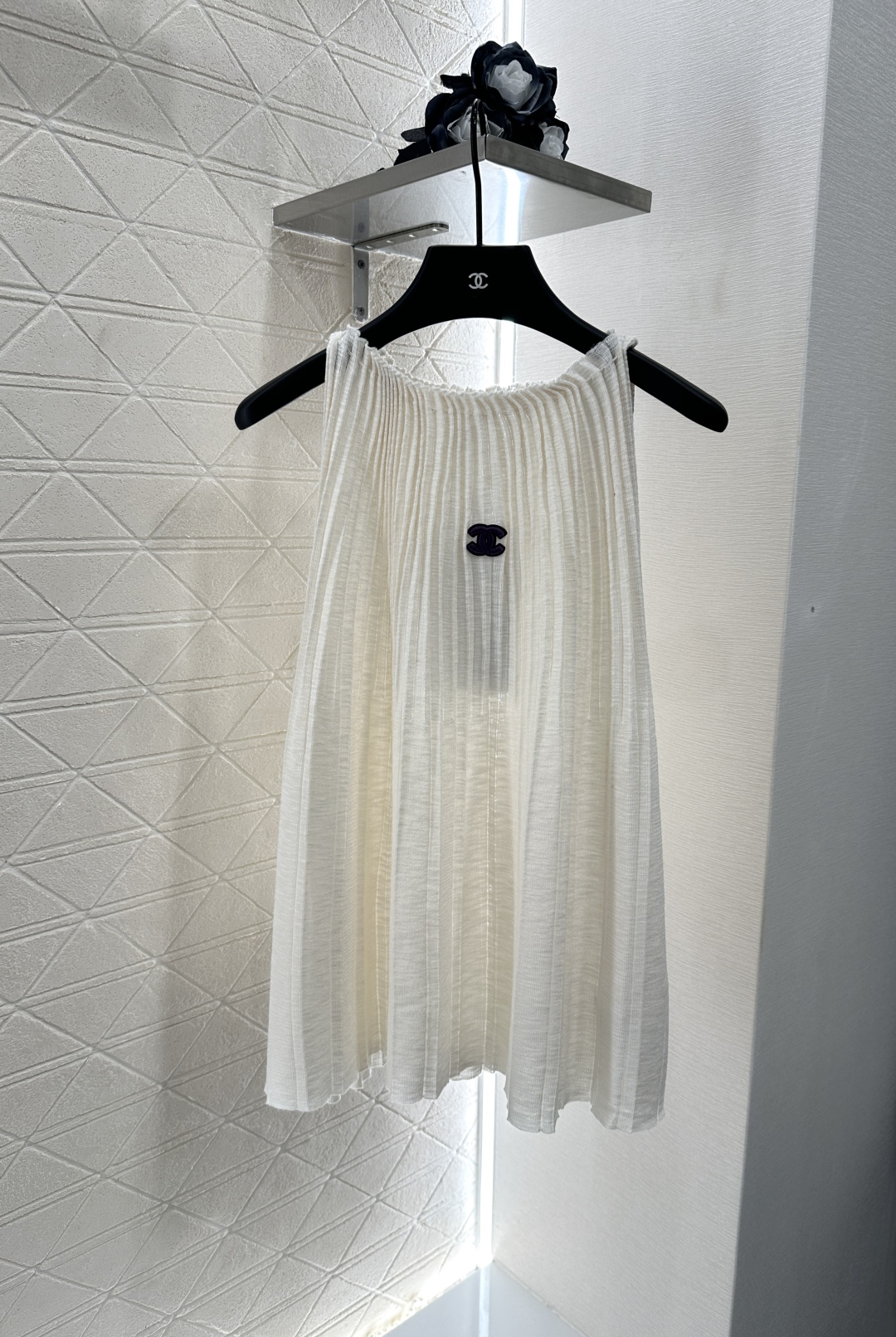 Chanel 2025 Knit Vest: Elegant Sleeveless Top with Pleated Neckline & Double C Logo 2 cmp i1753280528033 2429 0 0