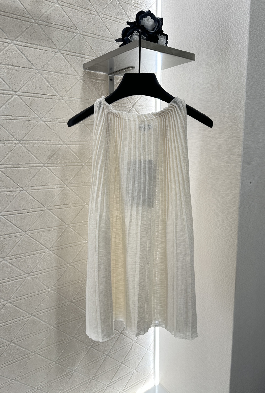 Chanel 2025 Knit Vest: Elegant Sleeveless Top with Pleated Neckline & Double C Logo 3 cmp i1753280528034 4865 0 1