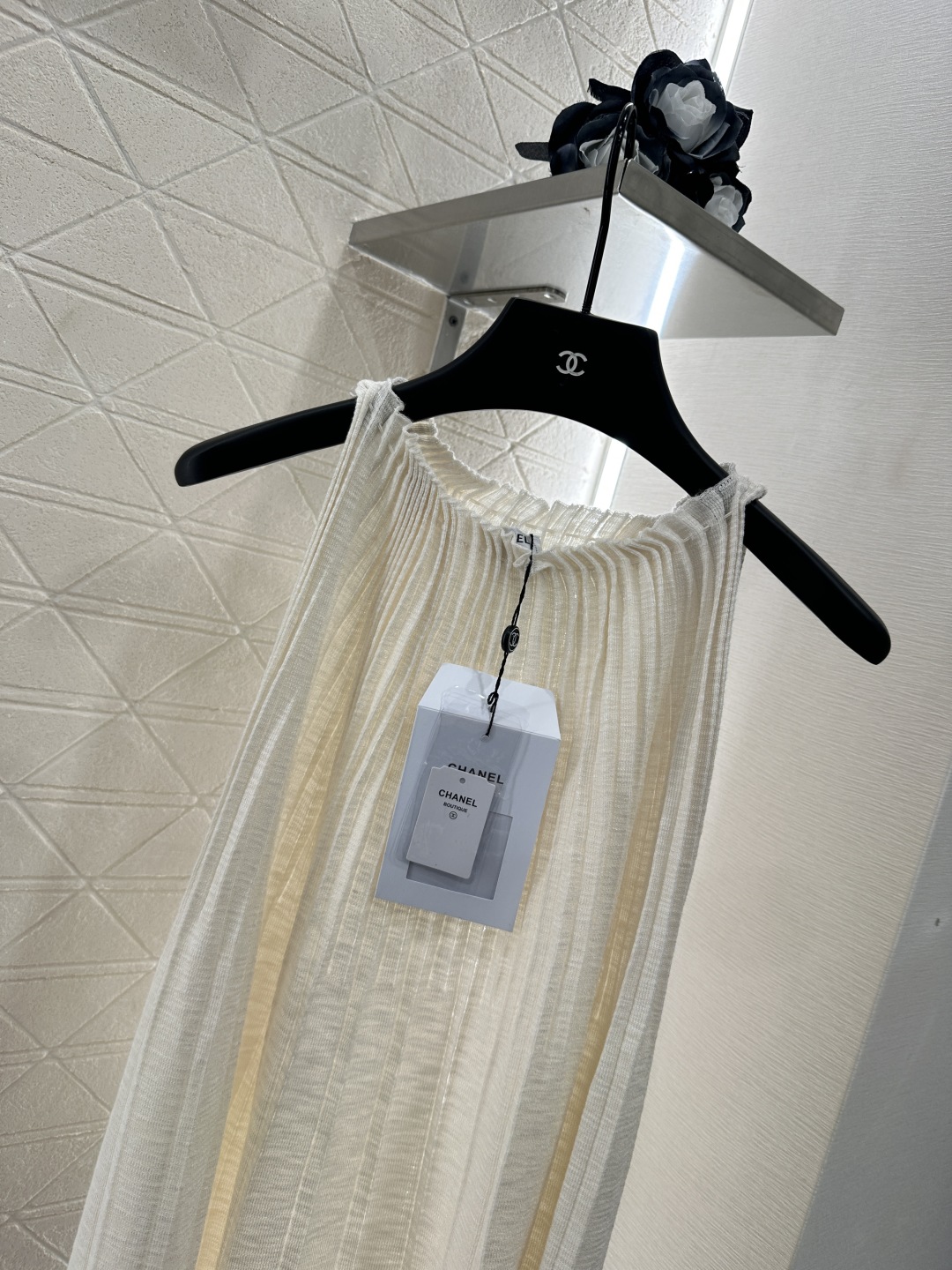 Chanel 2025 Knit Vest: Elegant Sleeveless Top with Pleated Neckline & Double C Logo 4 cmp i1753280528586 5364 0 2