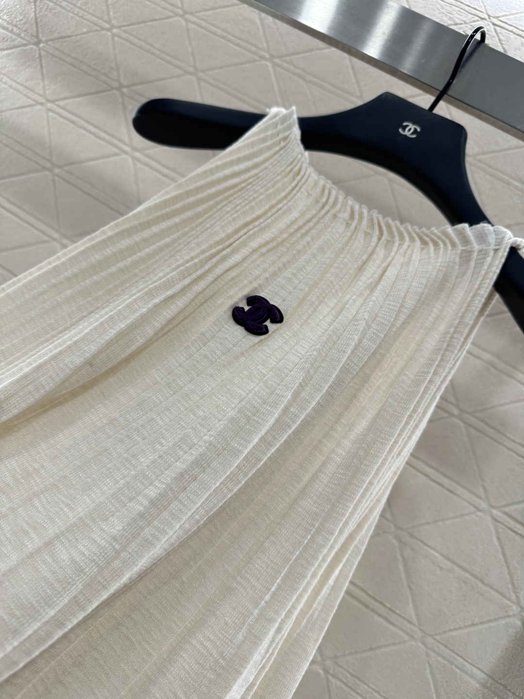 Chanel 2025 Knit Vest: Elegant Sleeveless Top with Pleated Neckline & Double C Logo 9 cmp i1753280528598 7101 0 5