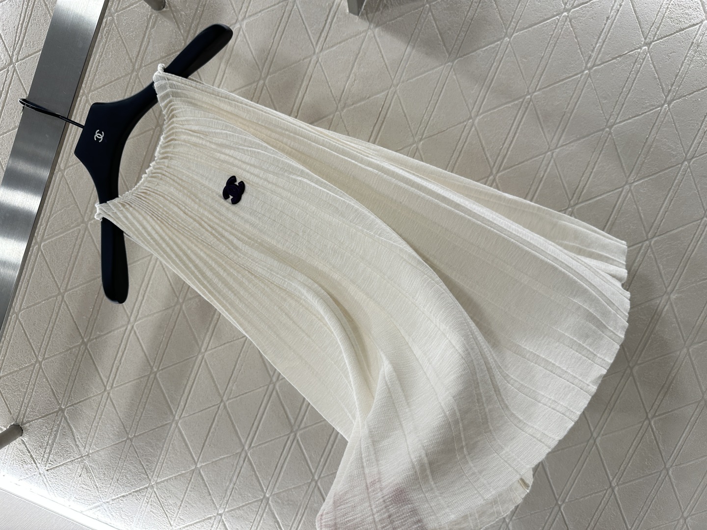 Chanel 2025 Knit Vest: Elegant Sleeveless Top with Pleated Neckline & Double C Logo 7 cmp i1753281184179 8379 0 6