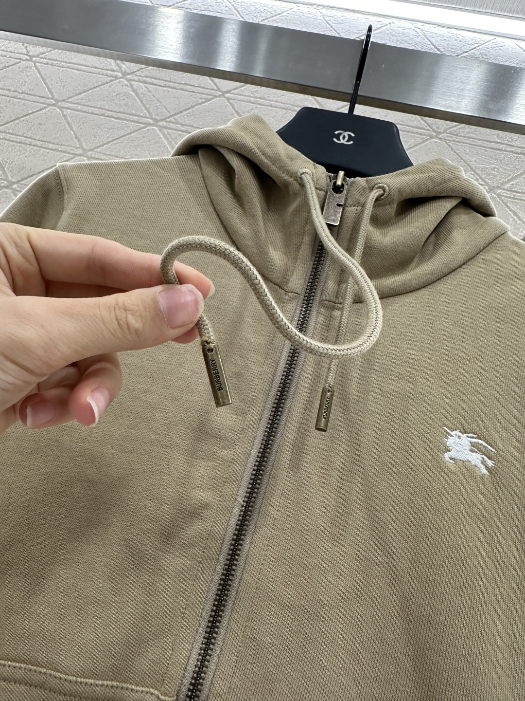 ♥BBR*♥2025新品上架
连帽抽绳拉链外套长裤套装
定制YB原生全棉材质 柔软亲肤 久洗不易变形起球