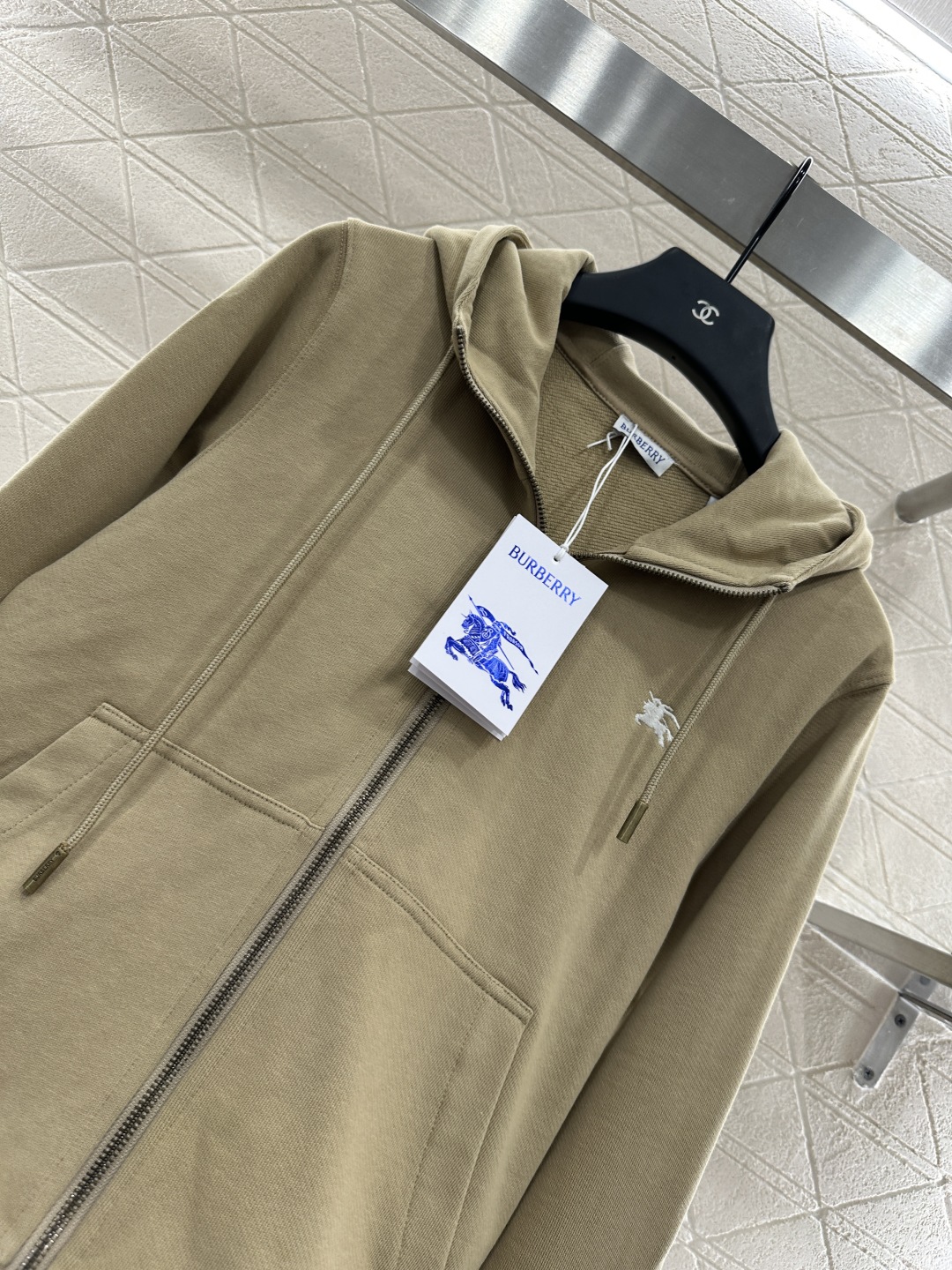 ♥BBR*♥2025新品上架
连帽抽绳拉链外套长裤套装
定制YB原生全棉材质 柔软亲肤 久洗不易变形起球