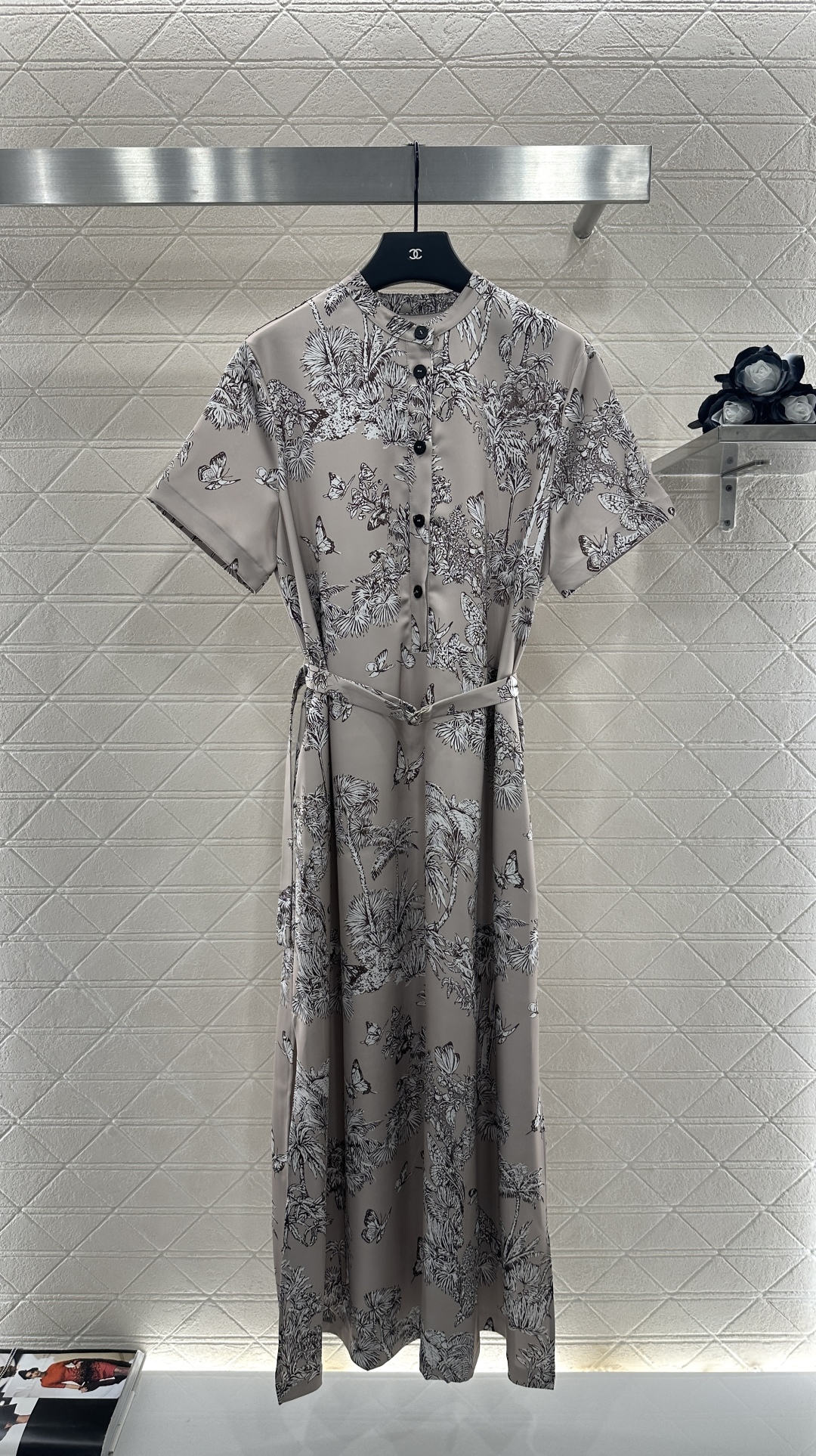 ♥Dio*♥2025新品上架
印花腰带圆领短袖连衣裙
定制YB进口斜纹稠材质 质感光泽 垂顺有型 圆领短