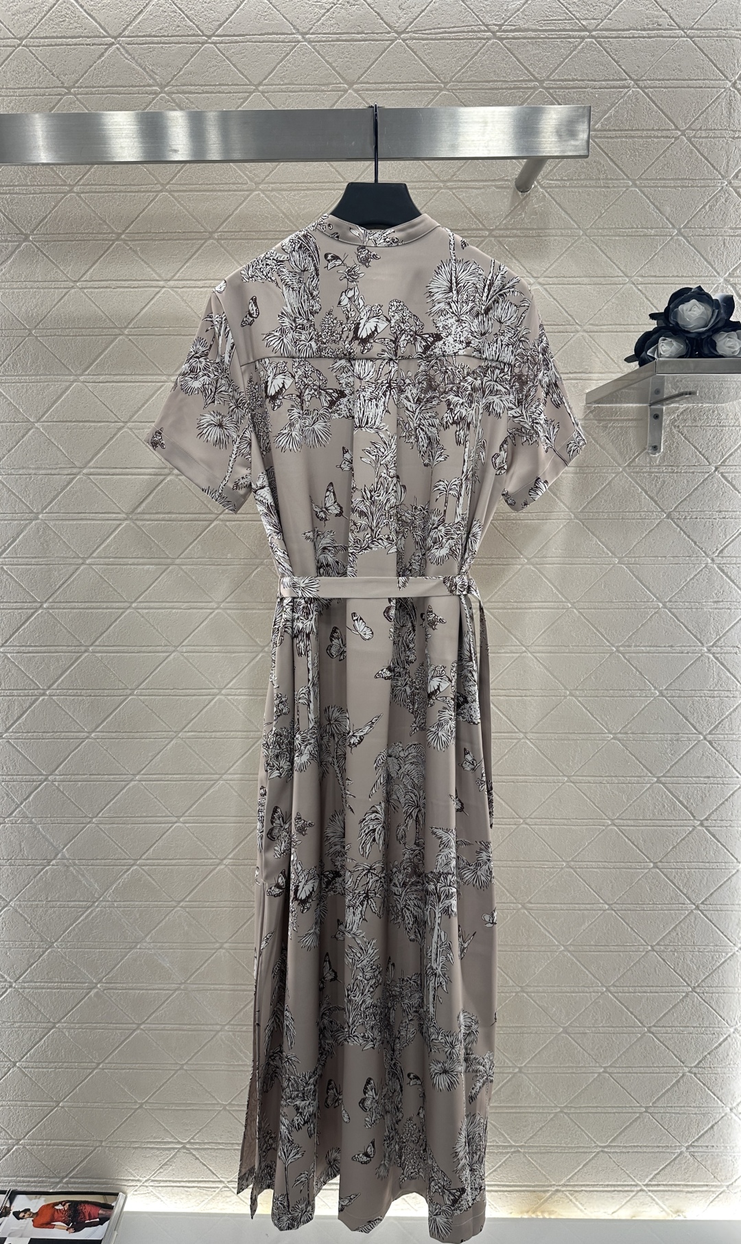 ♥Dio*♥2025新品上架
印花腰带圆领短袖连衣裙
定制YB进口斜纹稠材质 质感光泽 垂顺有型 圆领短