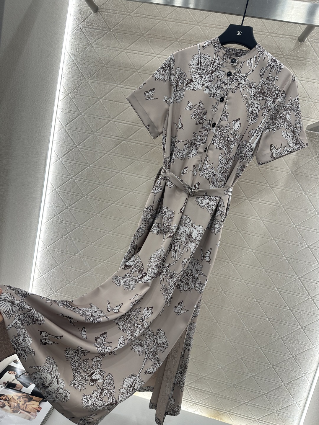 ♥Dio*♥2025新品上架
印花腰带圆领短袖连衣裙
定制YB进口斜纹稠材质 质感光泽 垂顺有型 圆领短