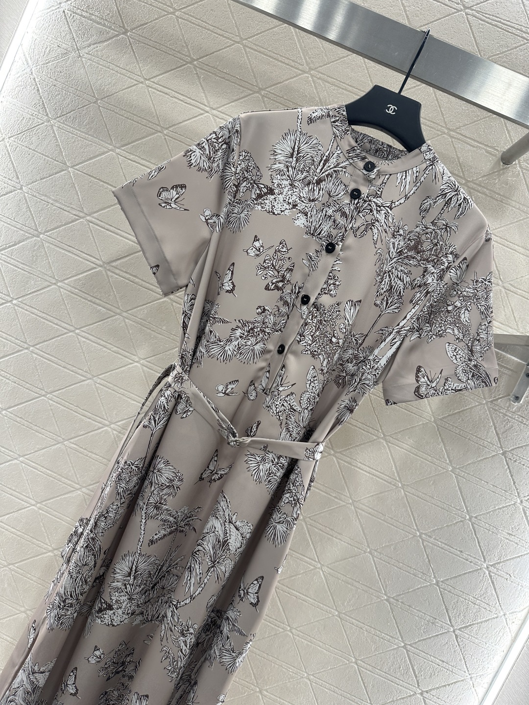 ♥Dio*♥2025新品上架
印花腰带圆领短袖连衣裙
定制YB进口斜纹稠材质 质感光泽 垂顺有型 圆领短