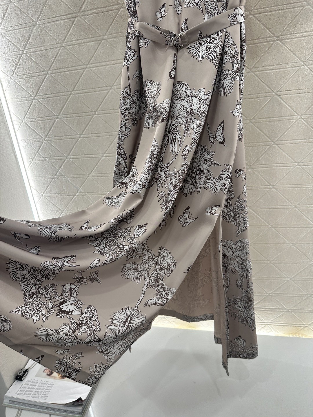 ♥Dio*♥2025新品上架
印花腰带圆领短袖连衣裙
定制YB进口斜纹稠材质 质感光泽 垂顺有型 圆领短