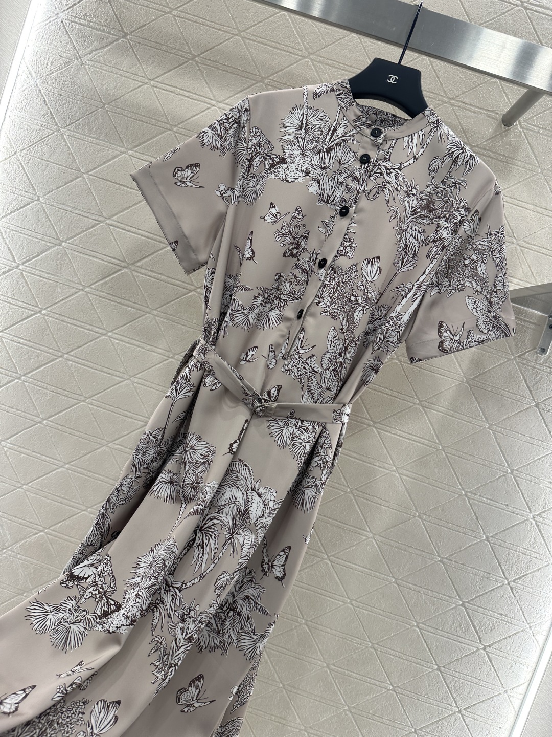 ♥Dio*♥2025新品上架
印花腰带圆领短袖连衣裙
定制YB进口斜纹稠材质 质感光泽 垂顺有型 圆领短