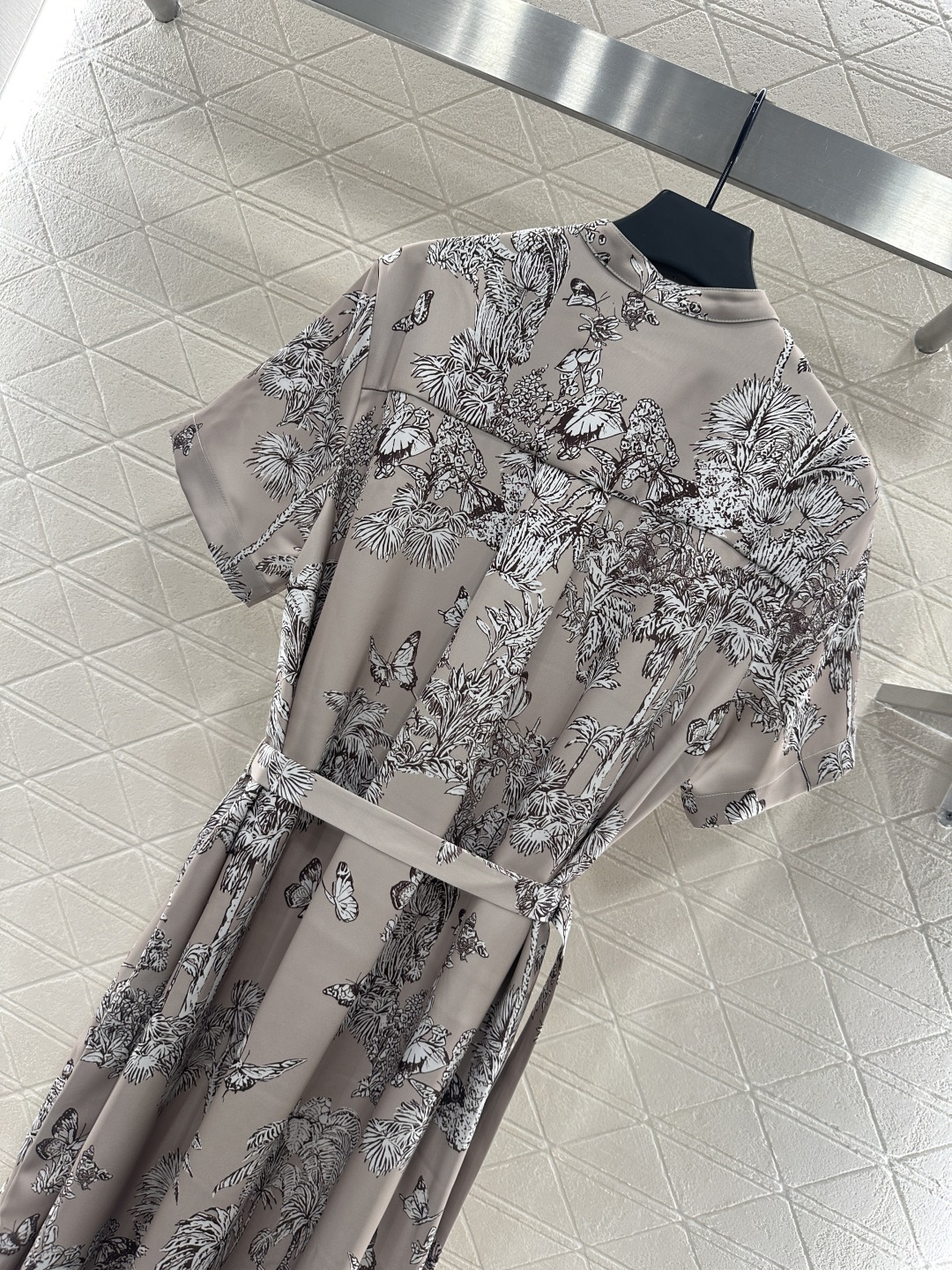 ♥Dio*♥2025新品上架
印花腰带圆领短袖连衣裙
定制YB进口斜纹稠材质 质感光泽 垂顺有型 圆领短