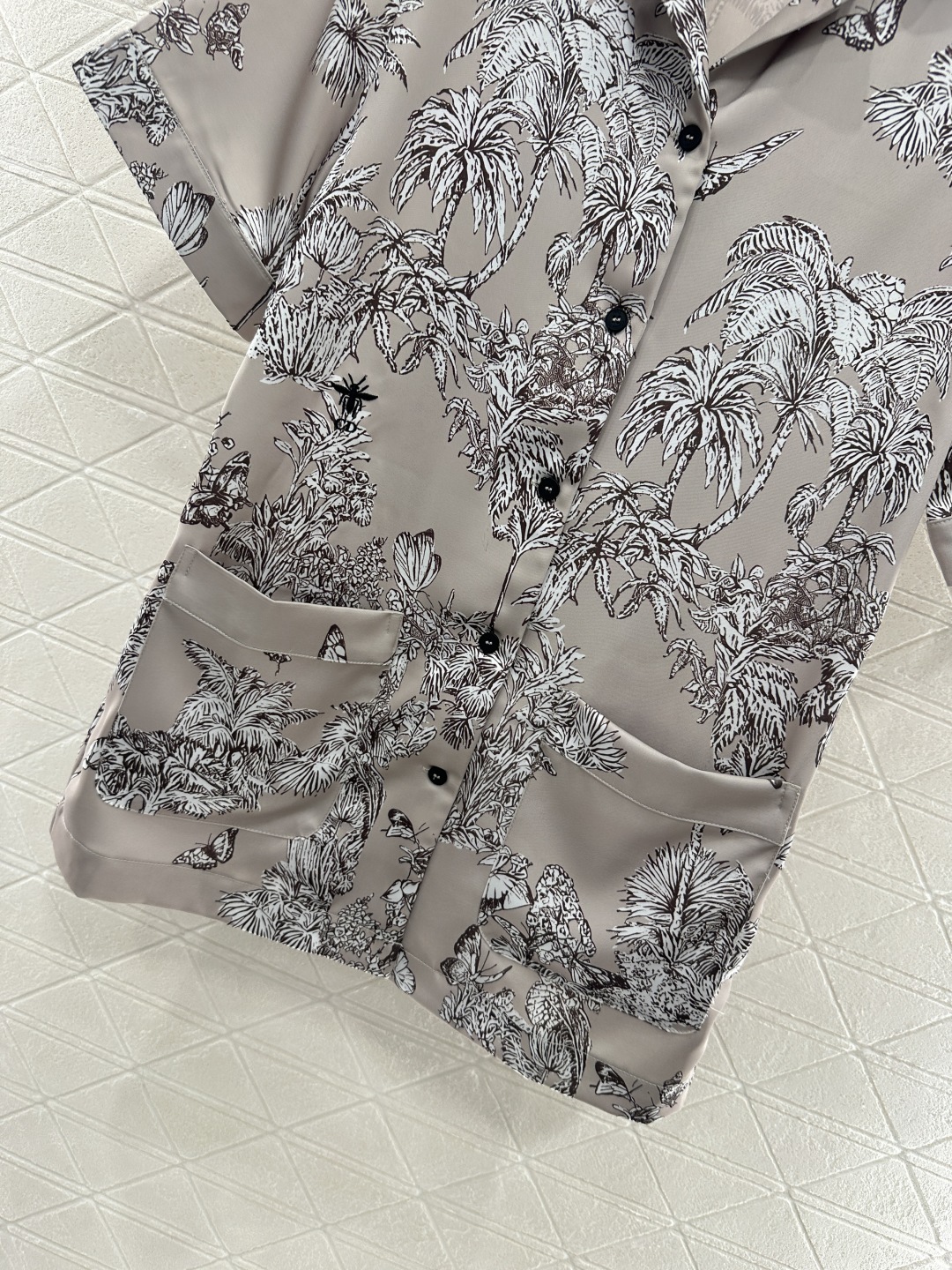 ♥Dio*♥2025新品上架
  直喷印花衬衫半裙套装
定制YB进口斜纹稠材质 质感光泽 垂顺舒适 印花