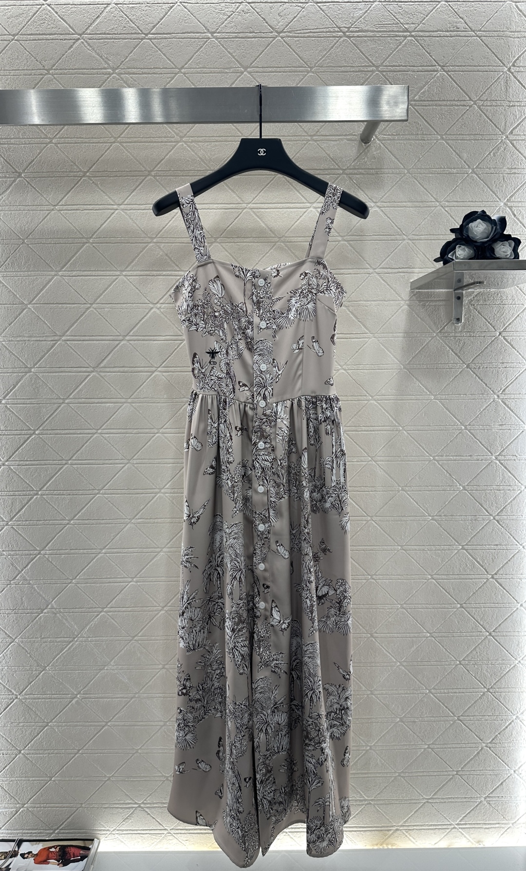 ♥Dio*♥2025新品上架
     印花吊带连衣裙
定制YB进口斜纹稠材质 质感光泽 垂顺有型 吊带