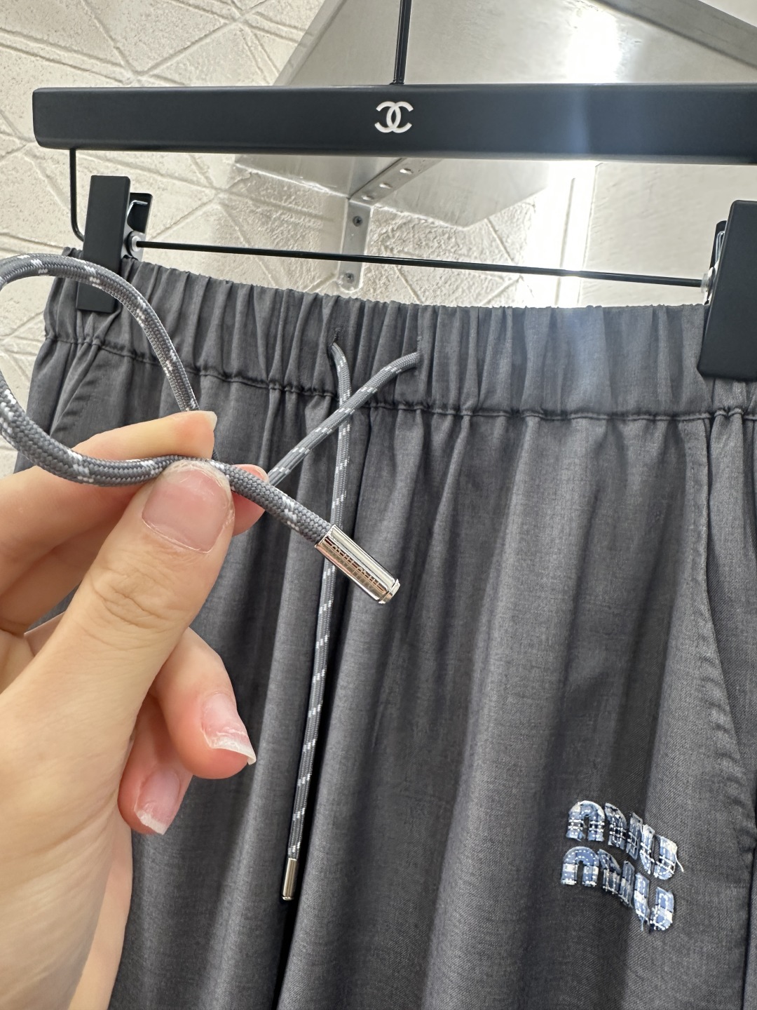 ♥Miumi*♥2025新品上架
    阔腿直筒抽绳长裤
定制YB进口材质 质感光泽 垂顺有型 弹力抽