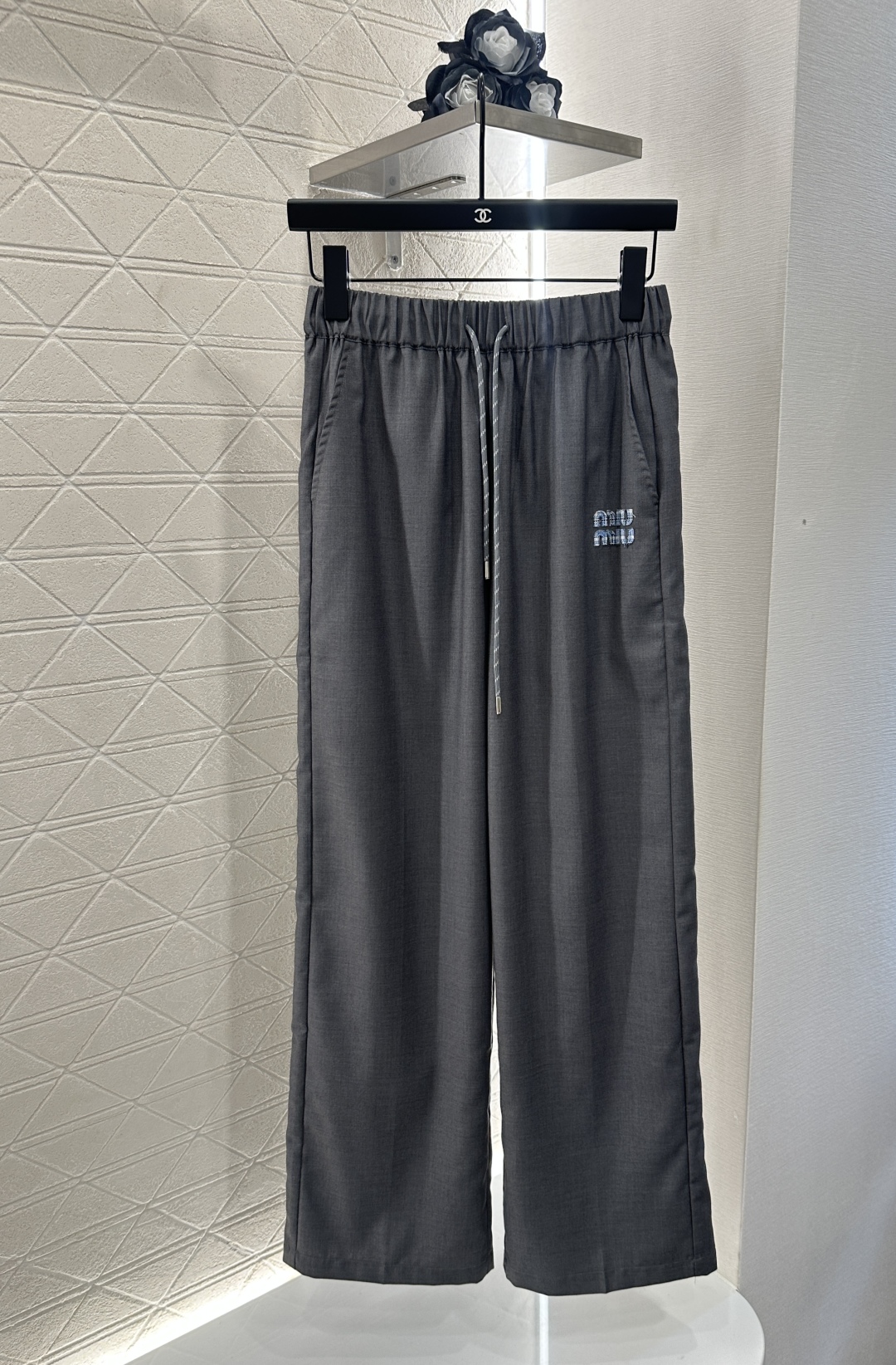 ♥Miumi*♥2025新品上架
    阔腿直筒抽绳长裤
定制YB进口材质 质感光泽 垂顺有型 弹力抽