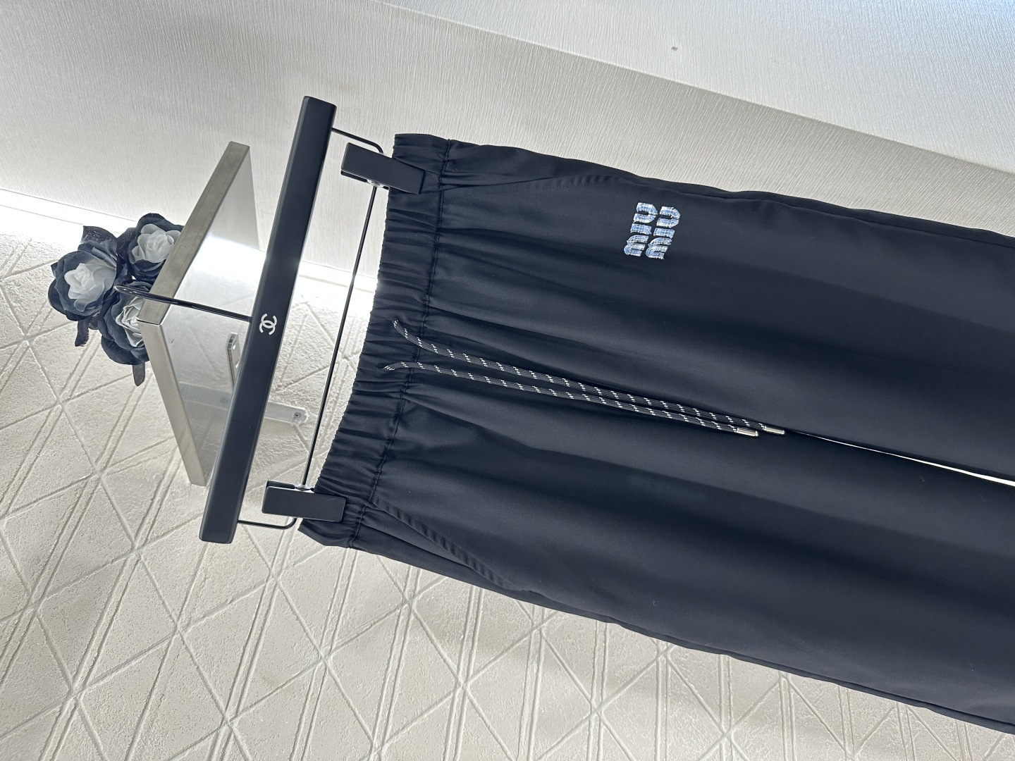 ♥Miumi*♥2025新品上架
    阔腿直筒抽绳长裤
定制YB进口材质 质感光泽 垂顺有型 弹力抽