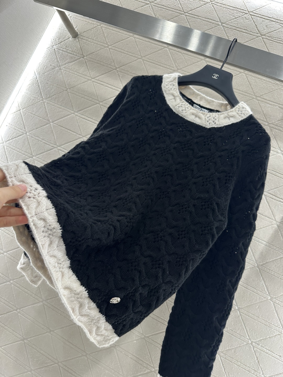 ♥Chane*♥2024新品上架
     黑白编织套头毛衣
定制YB羊毛纱线织造 质感高级 舒适柔软 