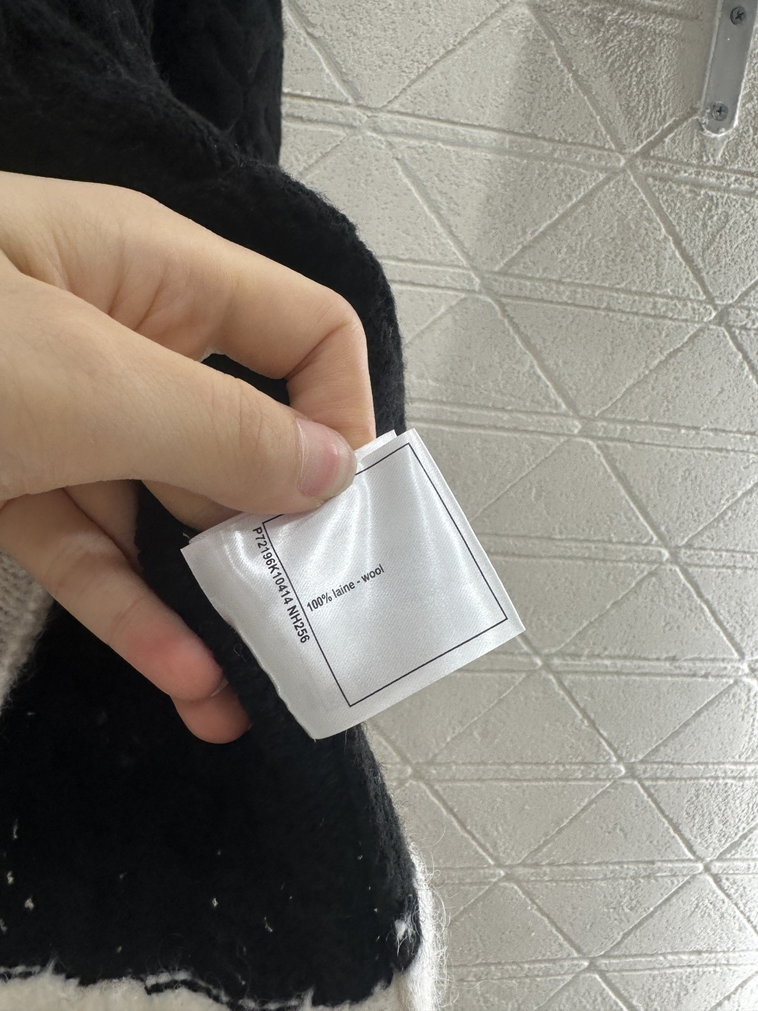 ♥Chane*♥2024新品上架
     黑白编织套头毛衣
定制YB羊毛纱线织造 质感高级 舒适柔软 