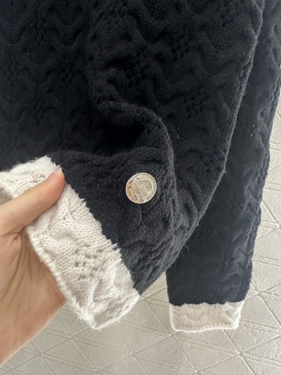 ♥Chane*♥2024新品上架
     黑白编织套头毛衣
定制YB羊毛纱线织造 质感高级 舒适柔软 