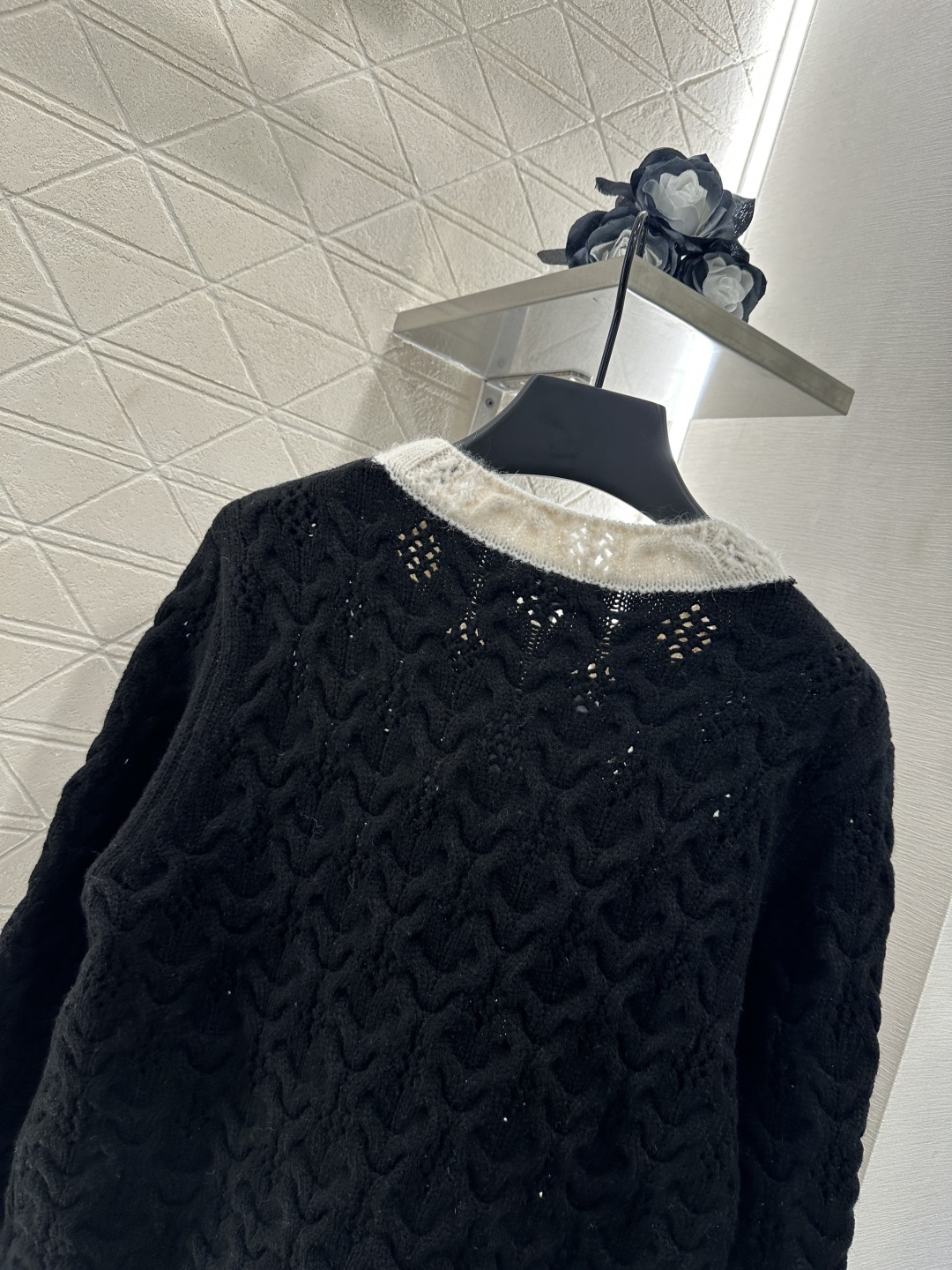 ♥Chane*♥2024新品上架
     黑白编织套头毛衣
定制YB羊毛纱线织造 质感高级 舒适柔软 