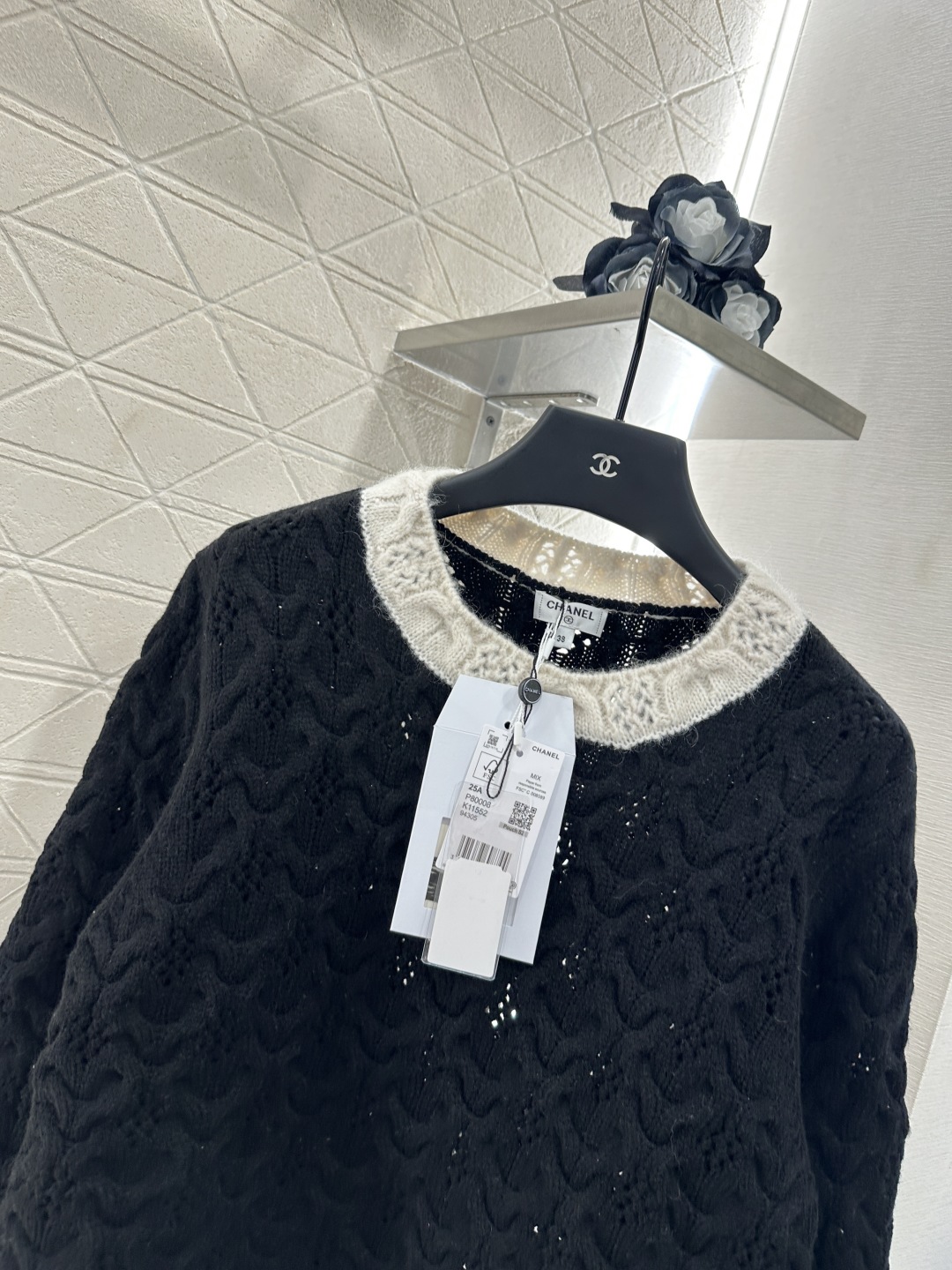 ♥Chane*♥2024新品上架
     黑白编织套头毛衣
定制YB羊毛纱线织造 质感高级 舒适柔软 