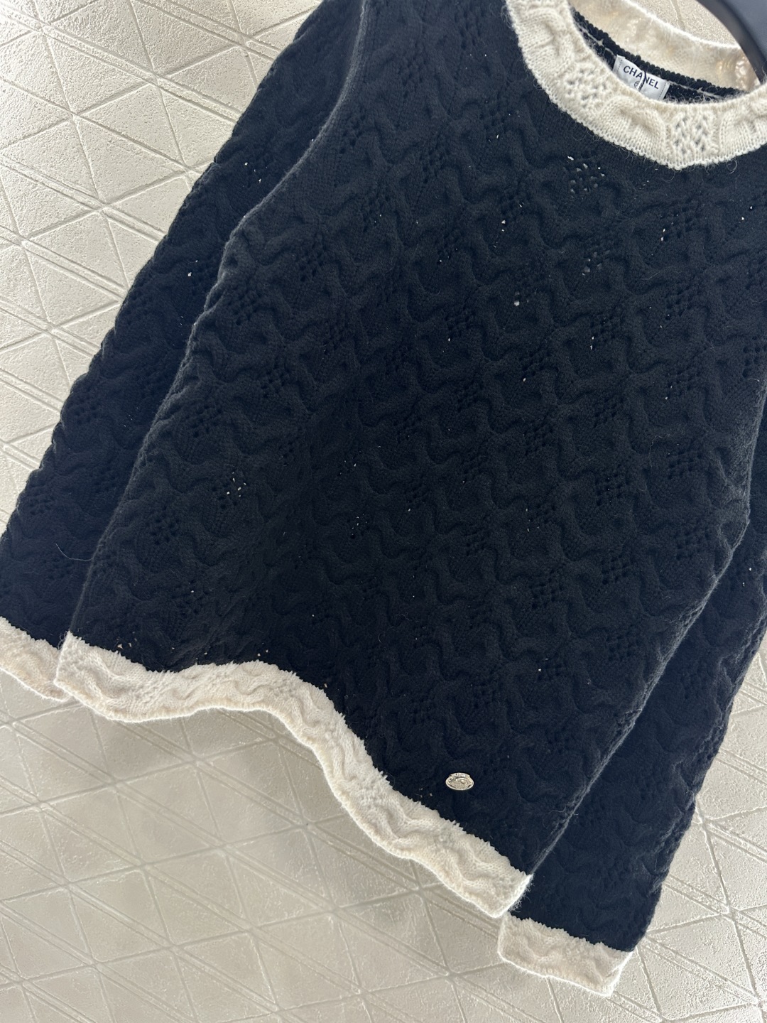 ♥Chane*♥2024新品上架
     黑白编织套头毛衣
定制YB羊毛纱线织造 质感高级 舒适柔软 