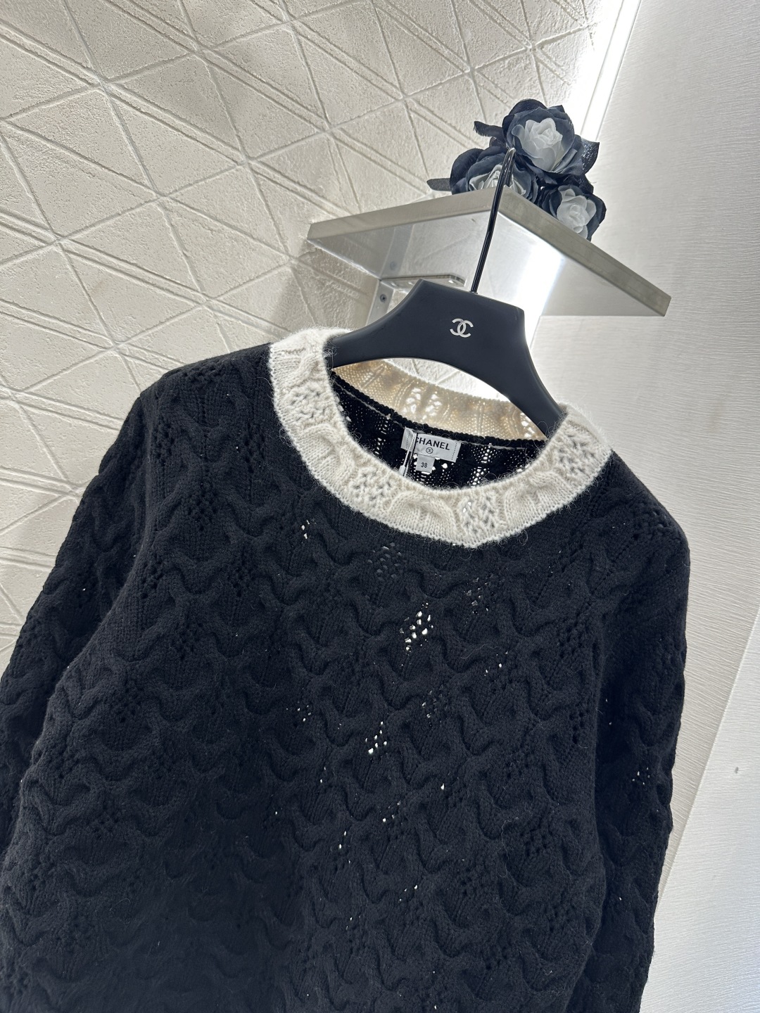 ♥Chane*♥2024新品上架
     黑白编织套头毛衣
定制YB羊毛纱线织造 质感高级 舒适柔软 