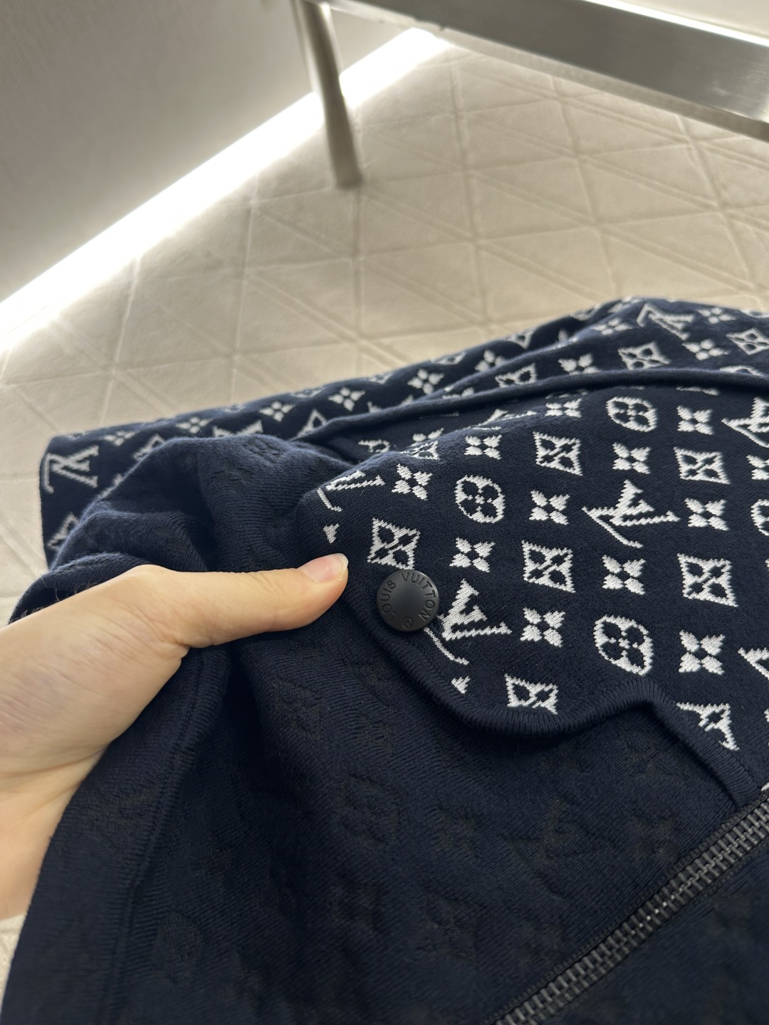 ♥Louis Vuitto*♥2025新品上架
      提花拼接针织短款外套
定制YB丝毛纱线织造 