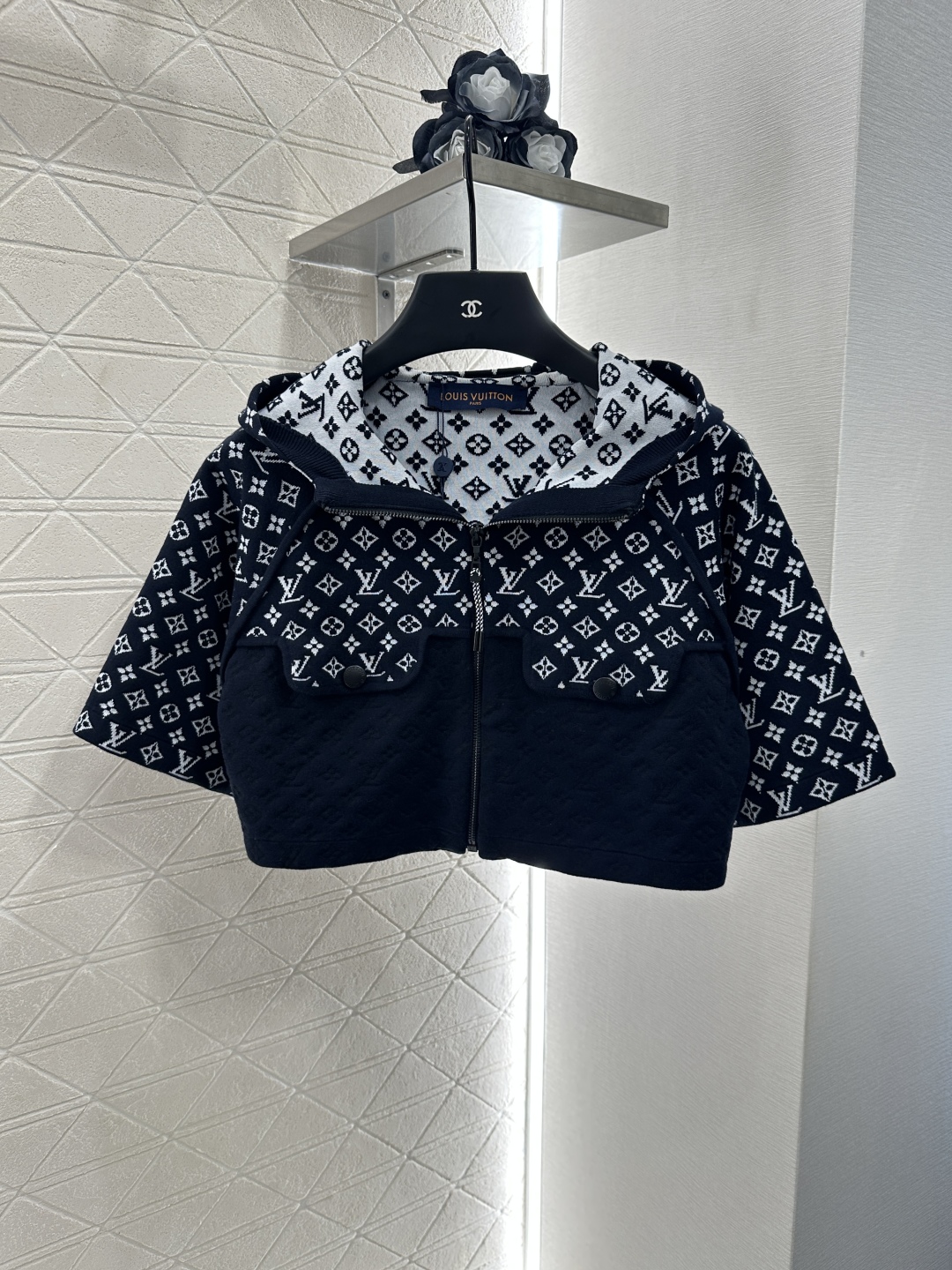 ♥Louis Vuitto*♥2025新品上架
      提花拼接针织短款外套
定制YB丝毛纱线织造 