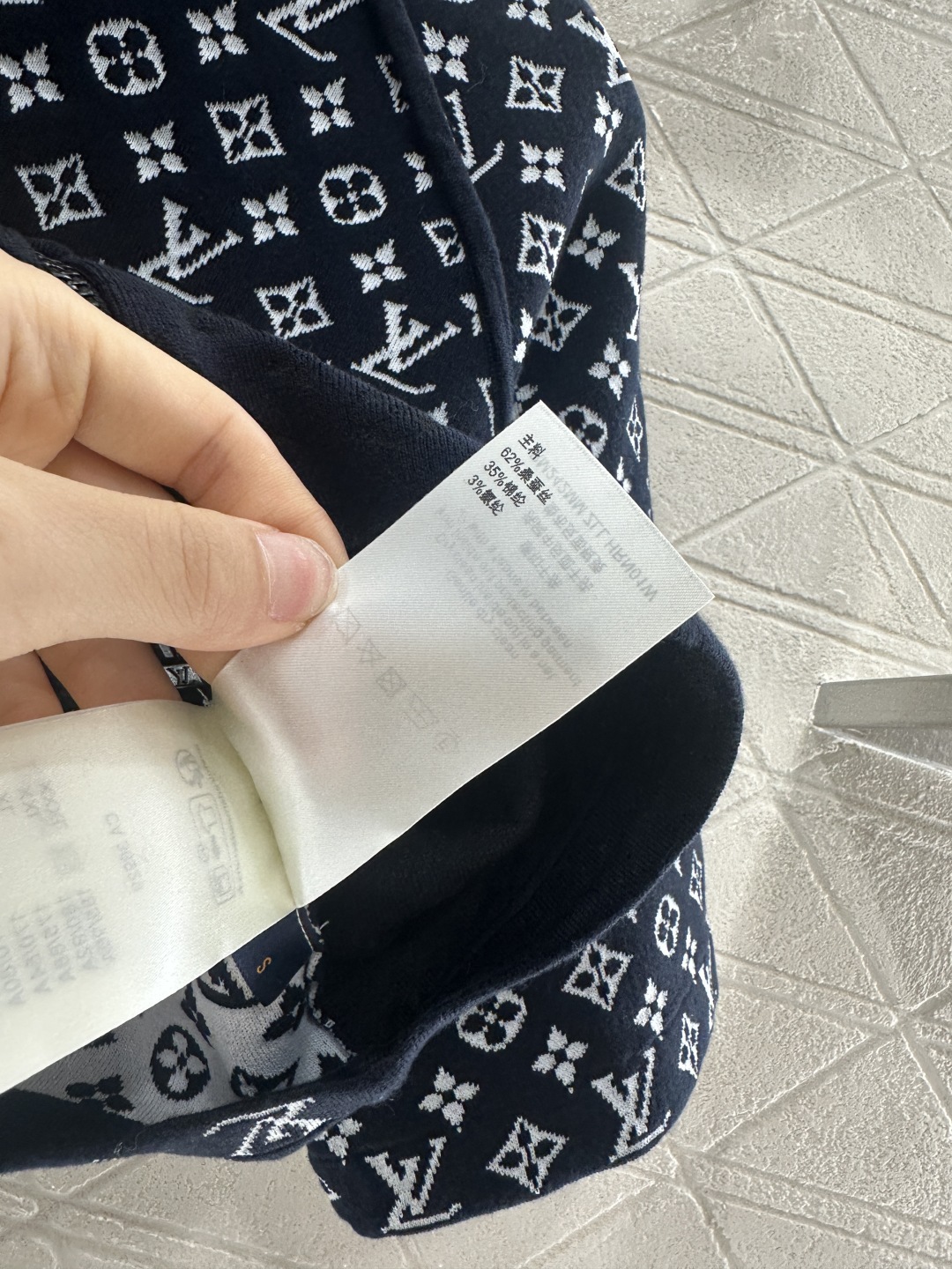 ♥Louis Vuitto*♥2025新品上架
      提花拼接针织短款外套
定制YB丝毛纱线织造 