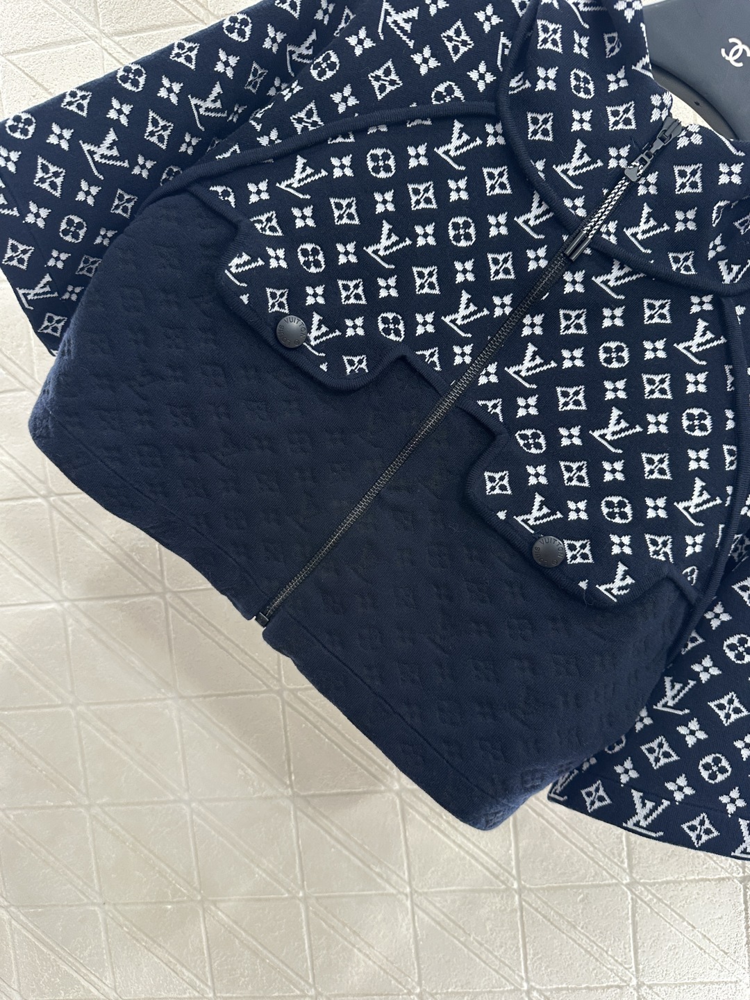 ♥Louis Vuitto*♥2025新品上架
      提花拼接针织短款外套
定制YB丝毛纱线织造 