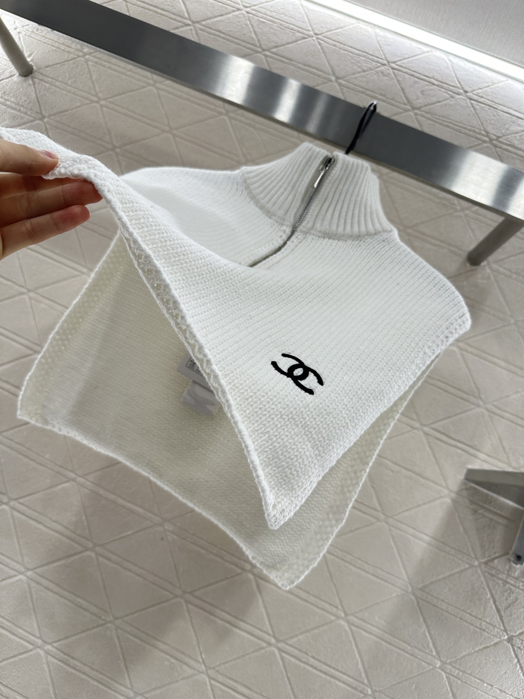 ♥Chane*♥2025新品上架
    短款廓形针织披肩假领
定制YB羊毛纱线织造 质感高级舒适 套头