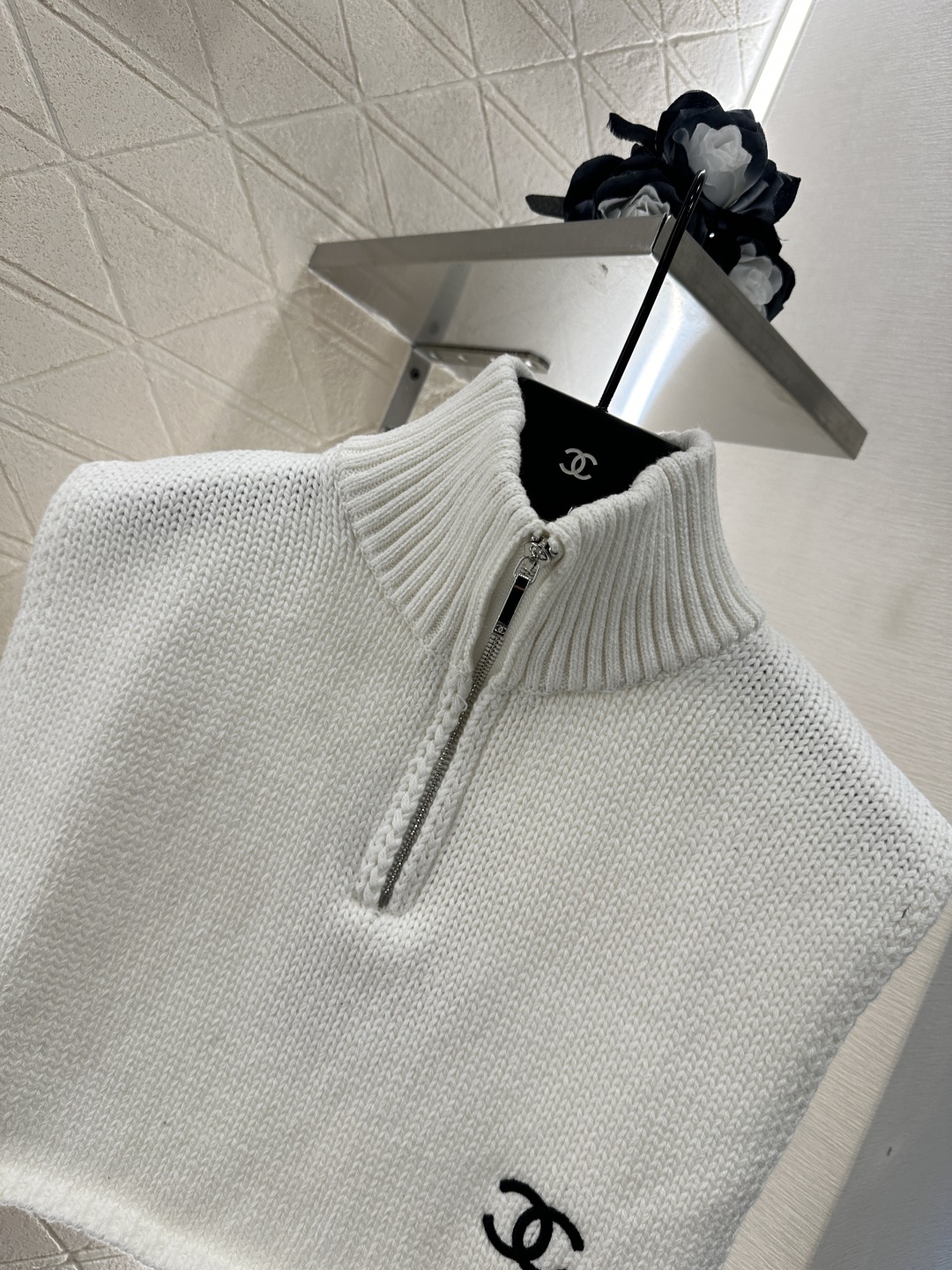 ♥Chane*♥2025新品上架
    短款廓形针织披肩假领
定制YB羊毛纱线织造 质感高级舒适 套头